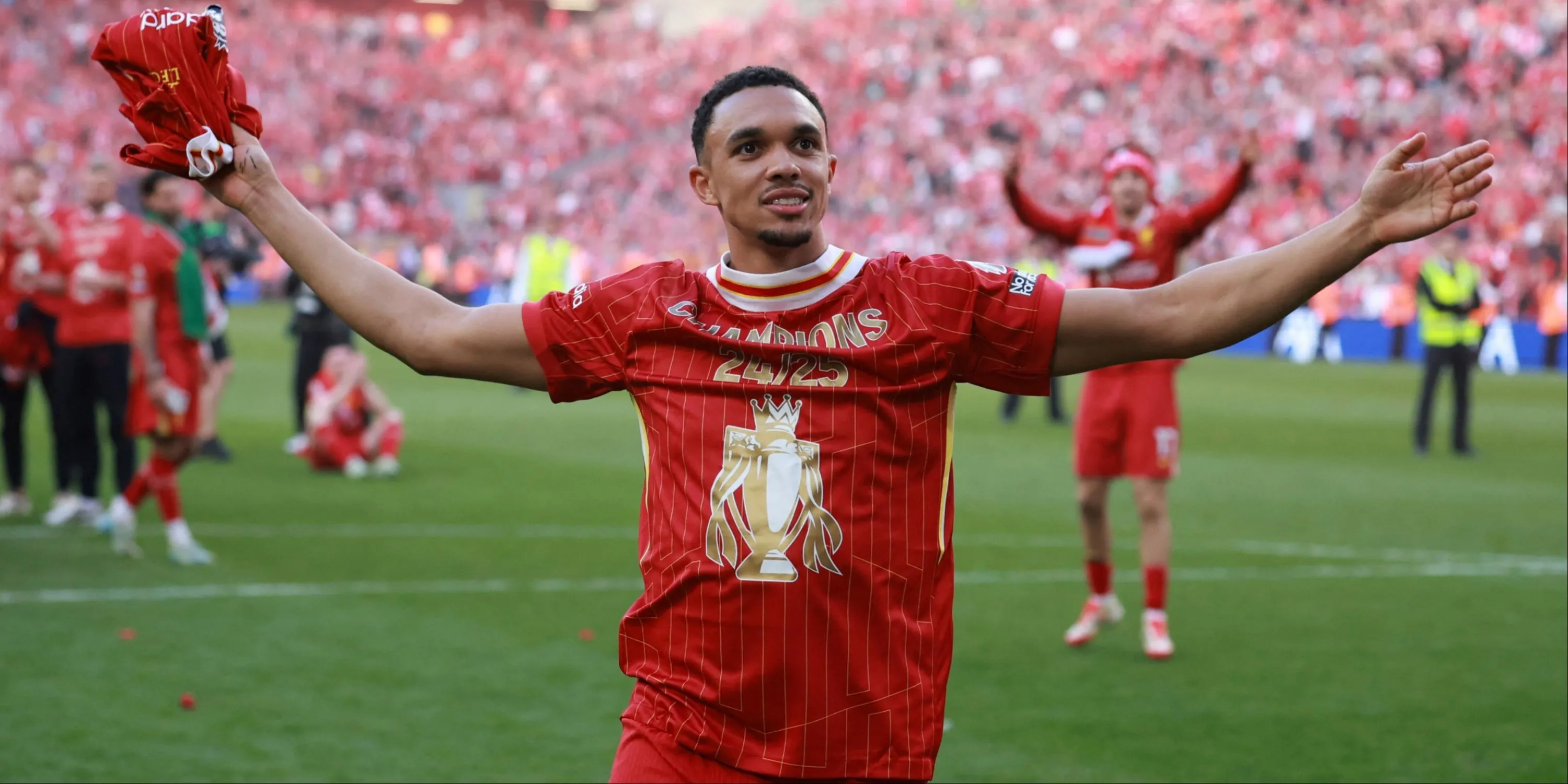 Trent Alexander-Arnold trong màu áo Liverpool trước quyết định ra đi