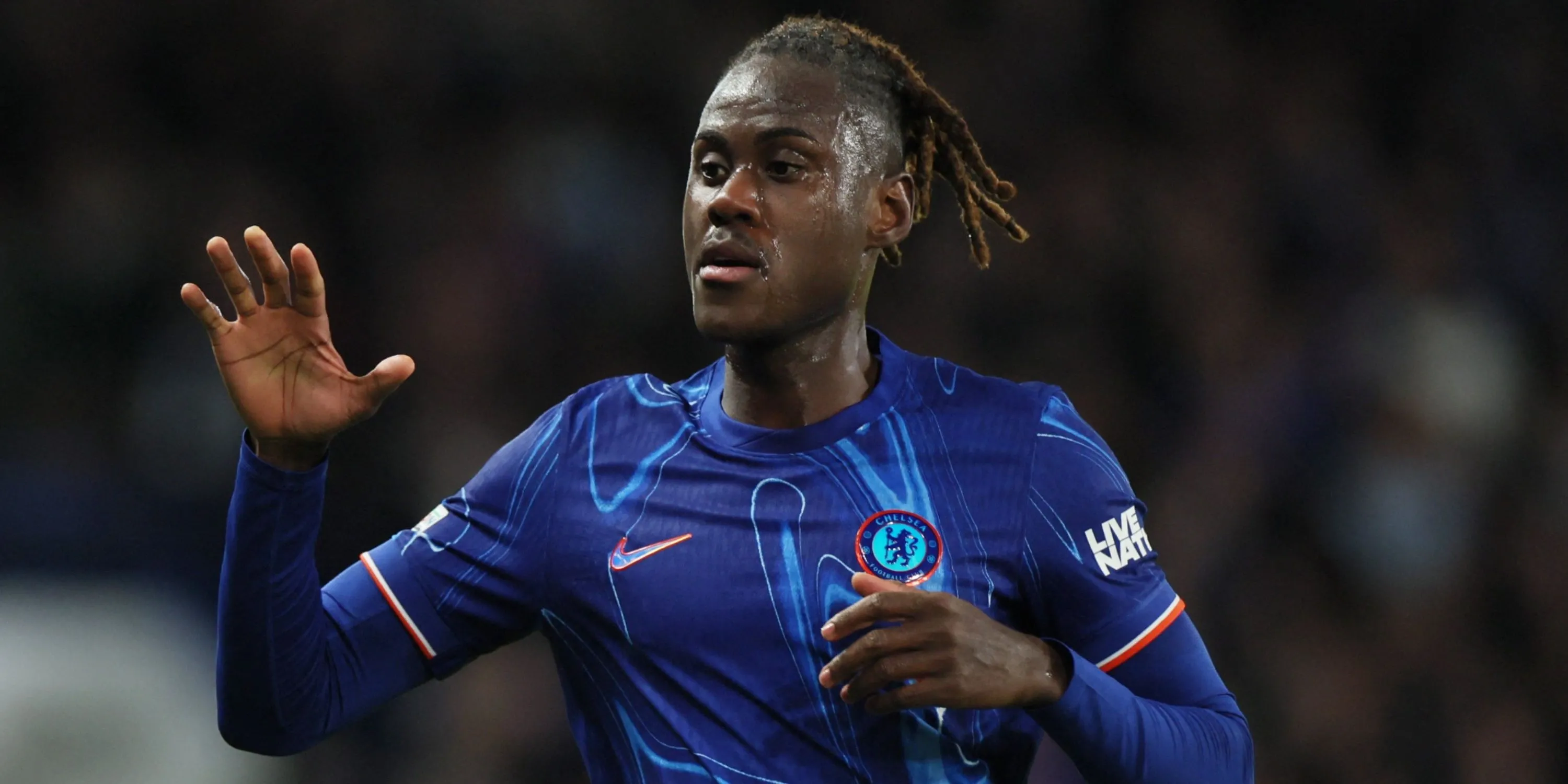 Trevoh Chalobah trong một pha bóng cho Chelsea tại Premier League sau khi trở lại từ Crystal Palace
