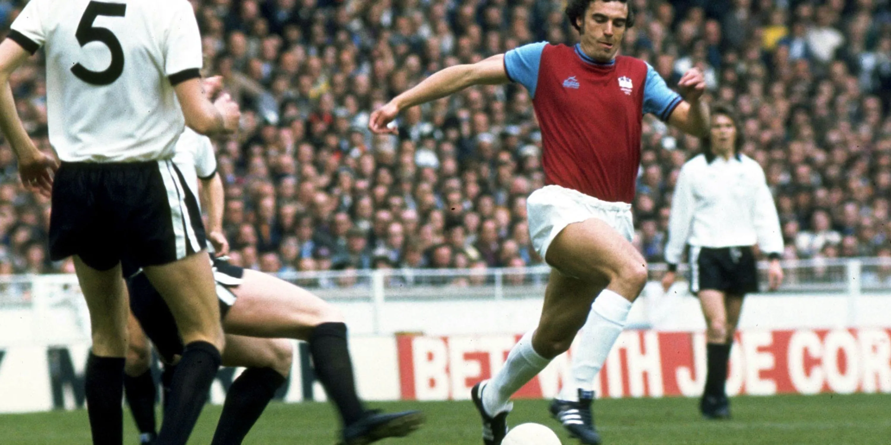 Trevor Brooking, một huyền thoại của West Ham