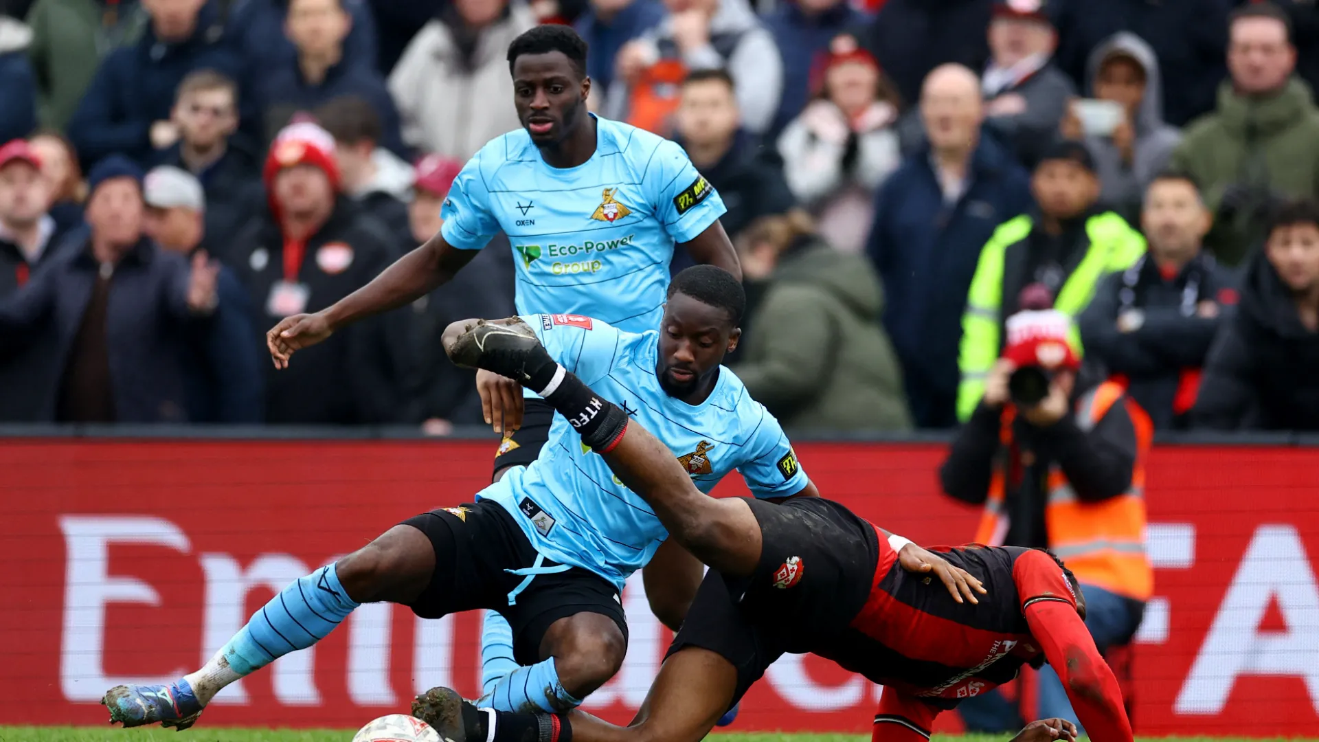 Trung vệ Joseph Olowu trong màu áo Doncaster Rovers