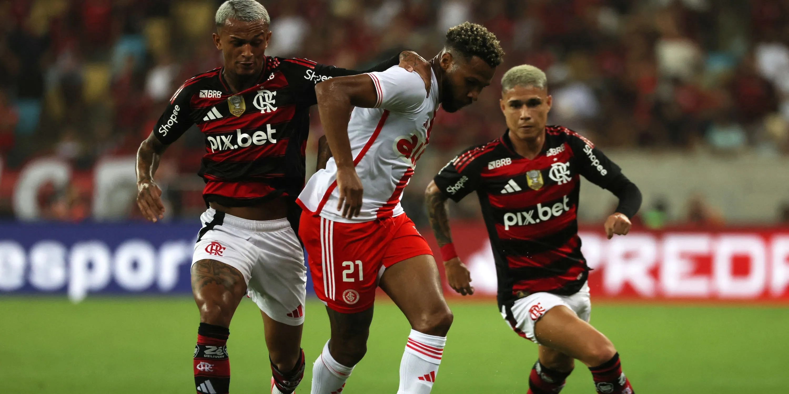 Wesley Franca (giữa) của Flamengo trong một pha tranh chấp quyết liệt tại giải VĐQG Brazil