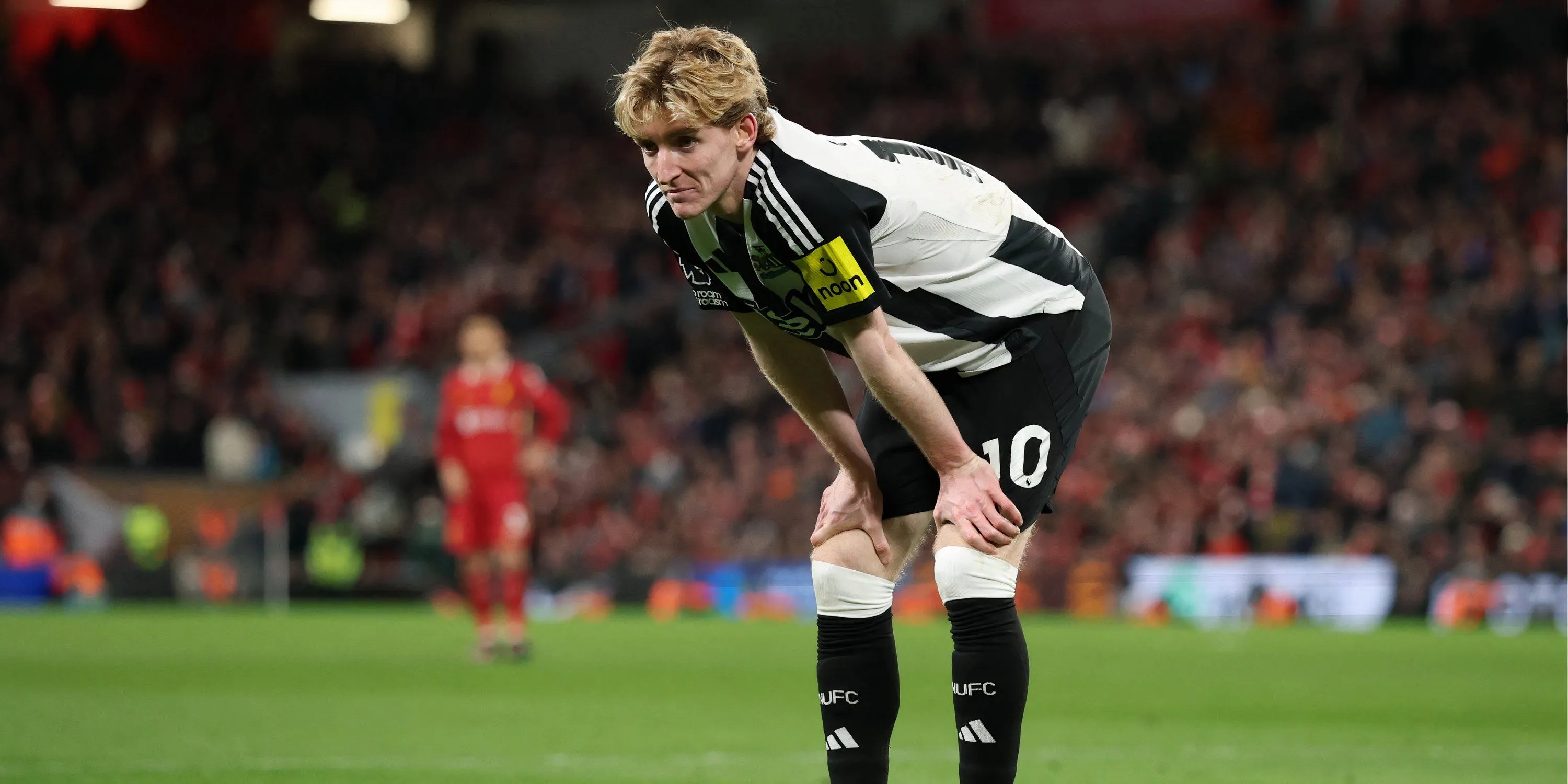 Cảnh Anthony Gordon trong màu áo Newcastle thể hiện sự thất vọng