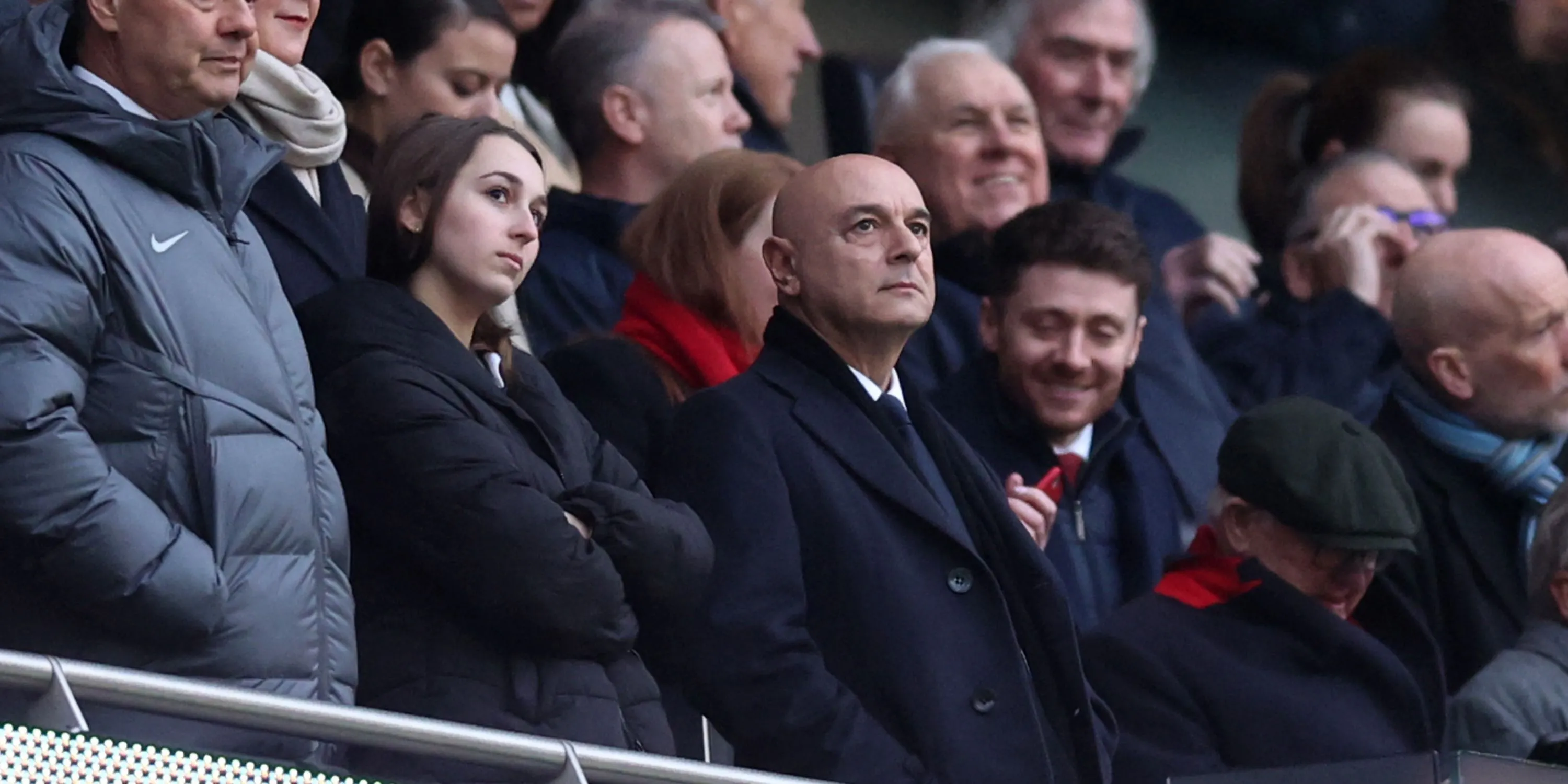 Chủ tịch Daniel Levy của Tottenham Hotspur trong một trận đấu tại Premier League, đang đối mặt với quyết định về tương lai huấn luyện viên và kế hoạch chuyển nhượng.