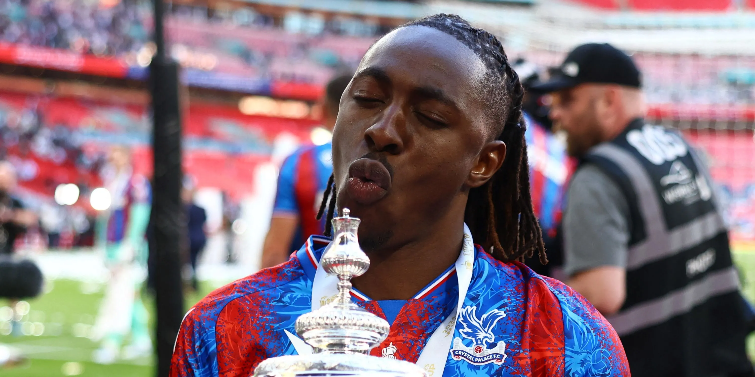 Eberechi Eze ăn mừng chức vô địch FA Cup cùng Crystal Palace