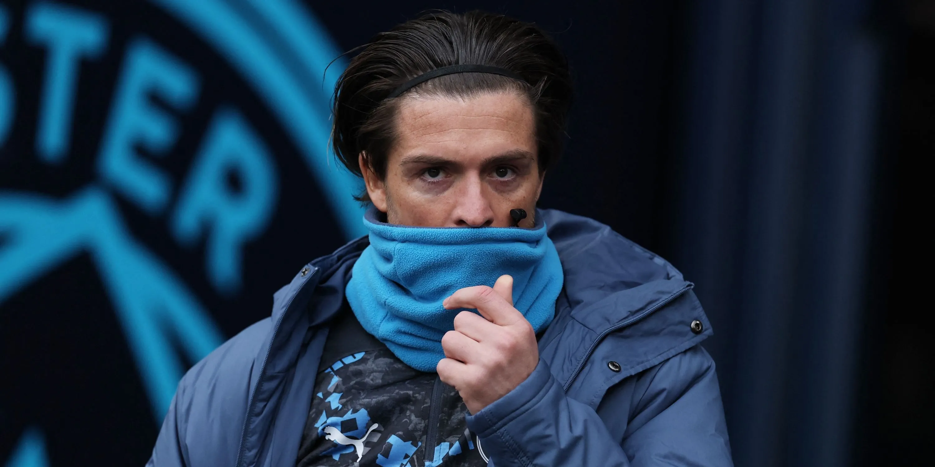 Jack Grealish ngồi trên băng ghế dự bị của Manchester City