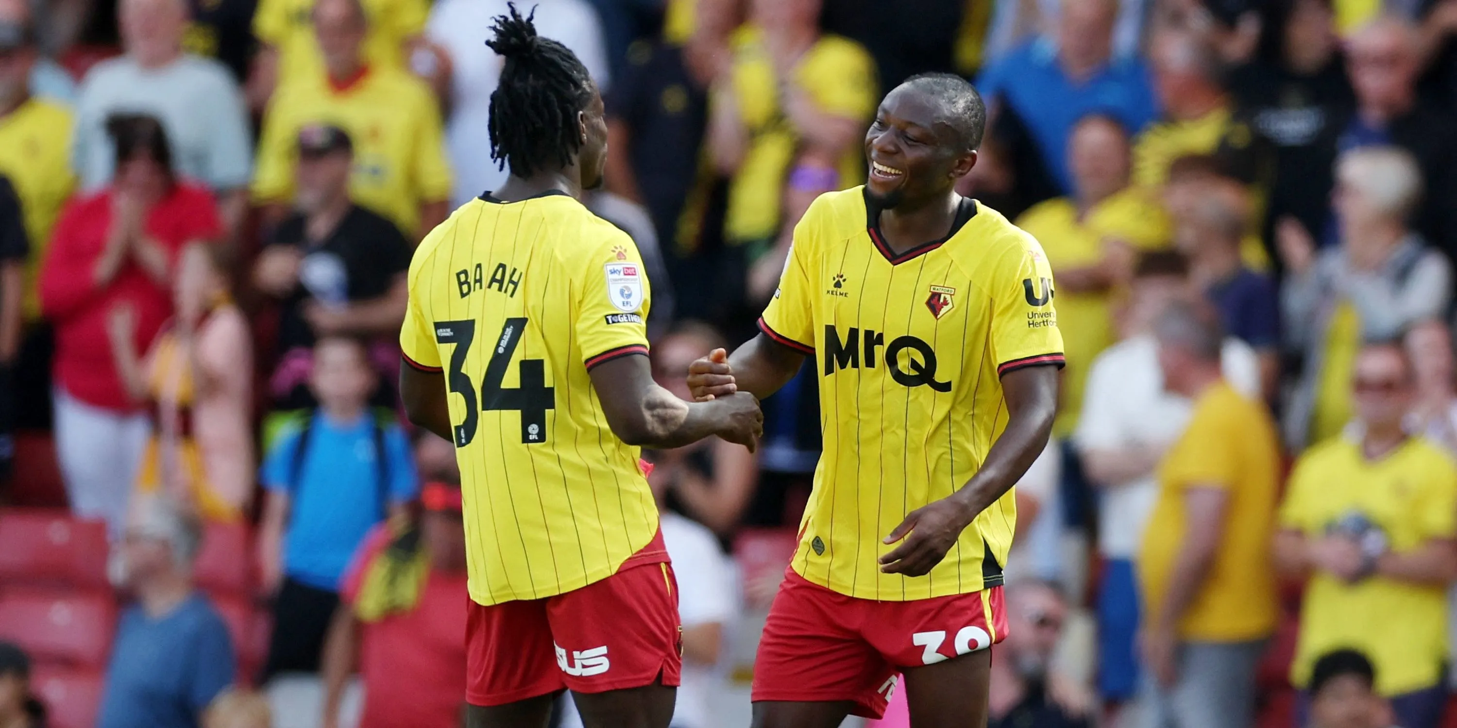 Kwadwo Baah (Watford) ăn mừng với đồng đội