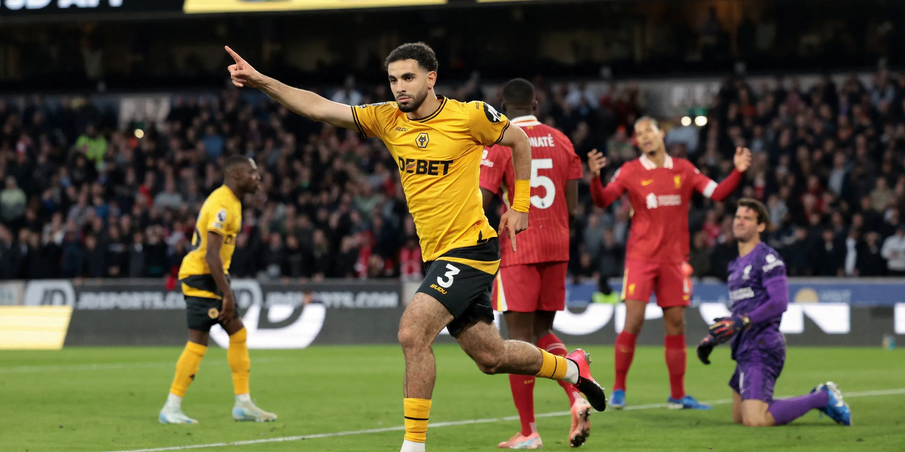 Rayan Ait-Nouri thi đấu cho Wolves tại Premier League