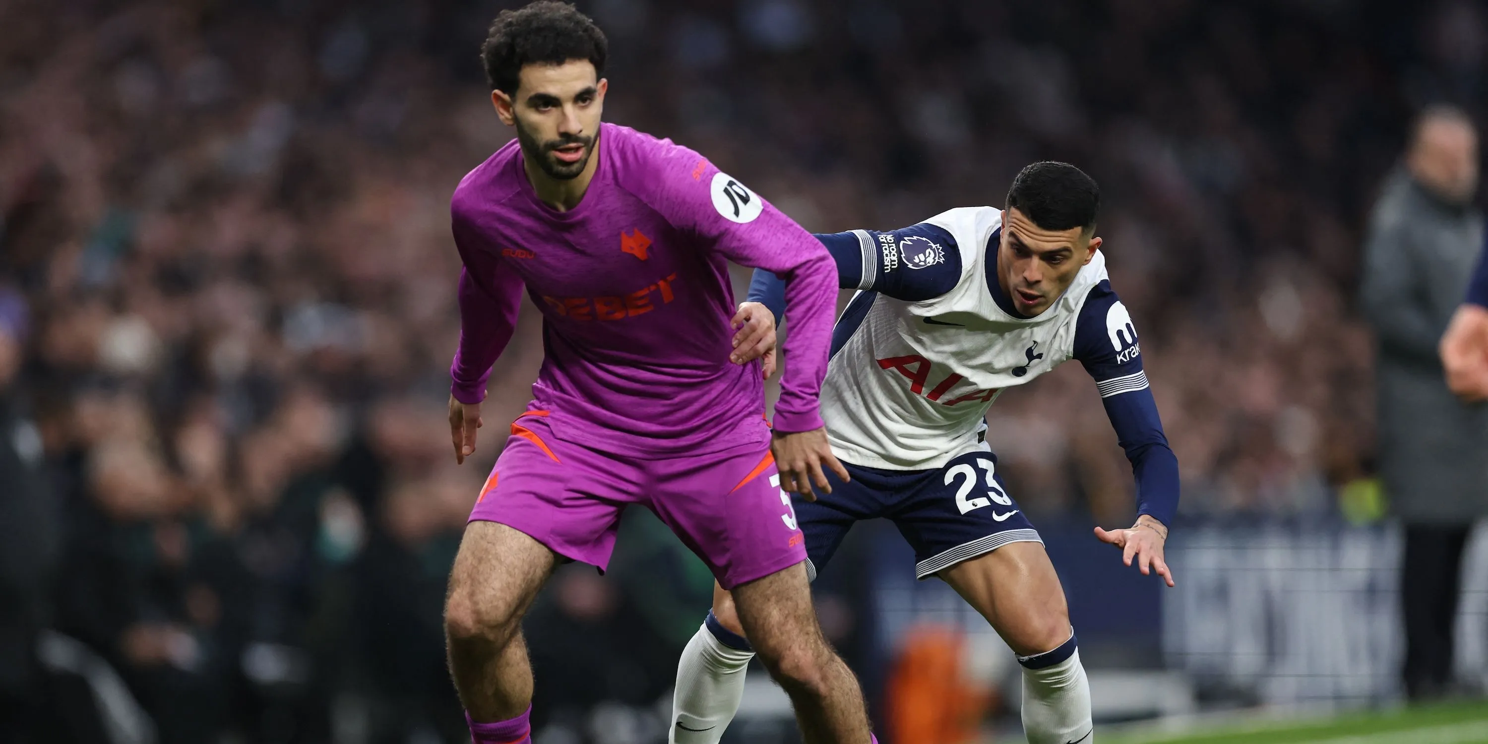 Rayan Ait-Nouri (Wolves) tranh bóng với Pedro Porro (Tottenham)