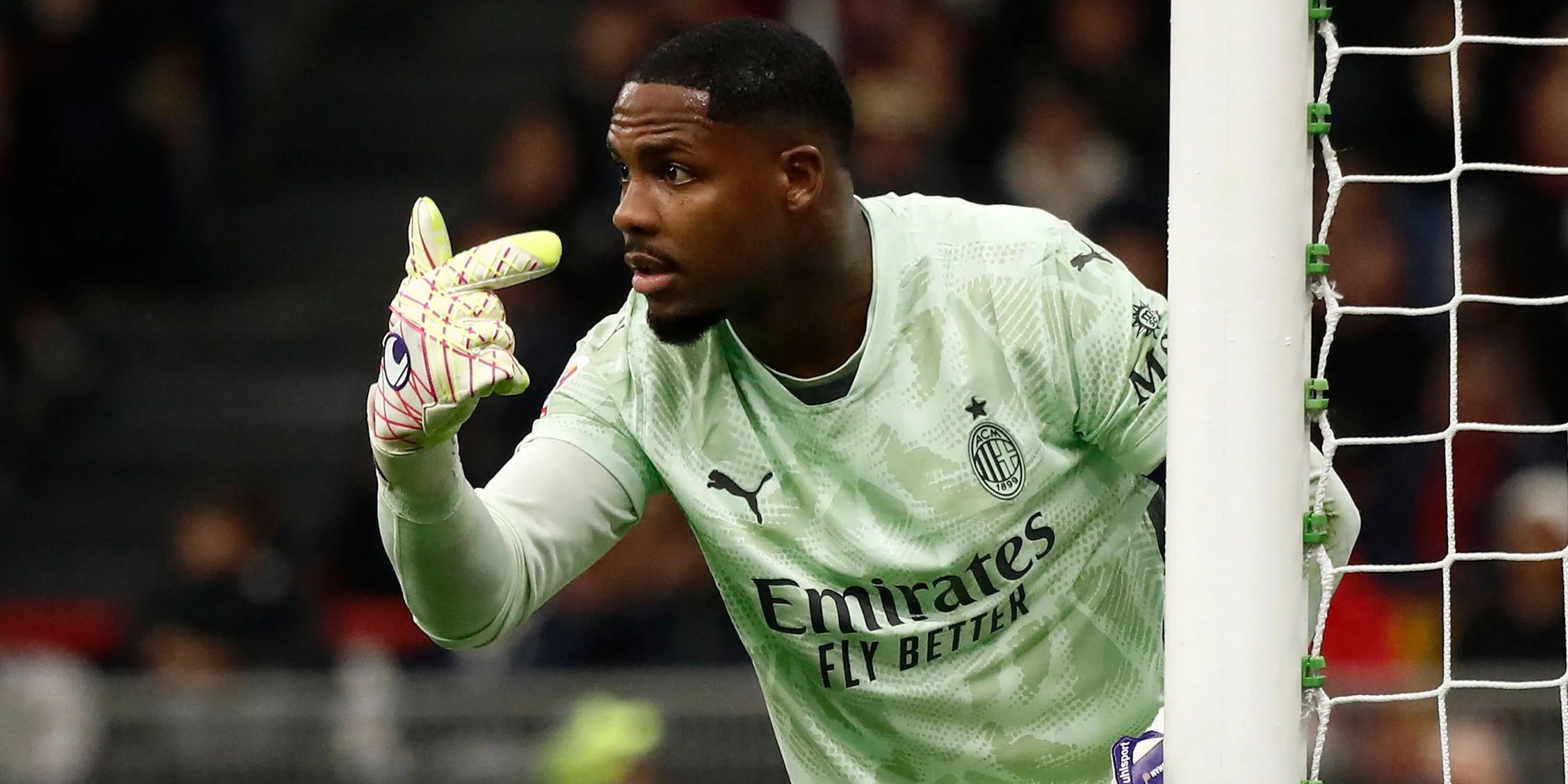 Thủ môn Mike Maignan trong màu áo AC Milan thi đấu tại Serie A