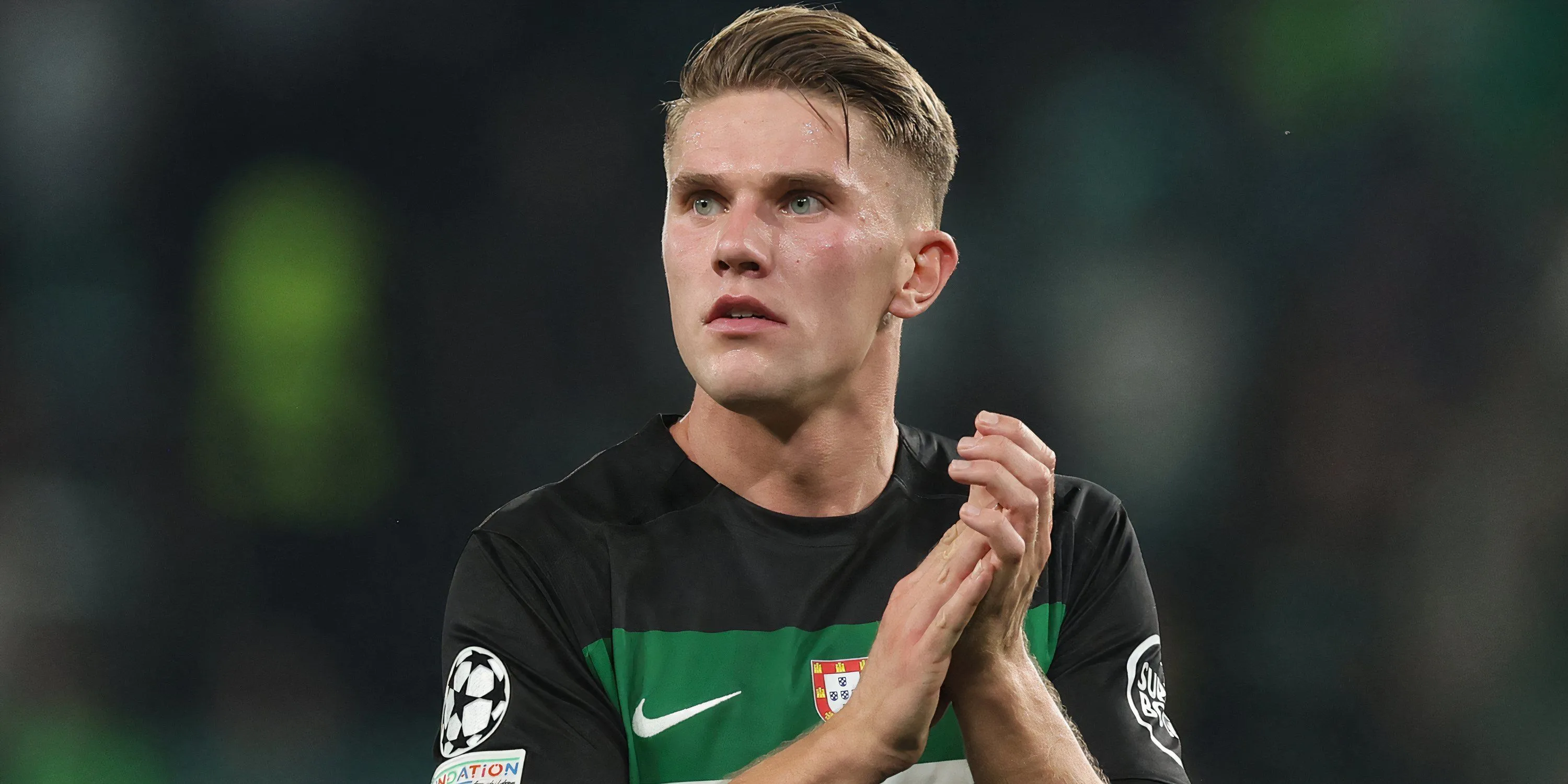Tiền đạo Viktor Gyokeres vỗ tay tri ân người hâm mộ Sporting