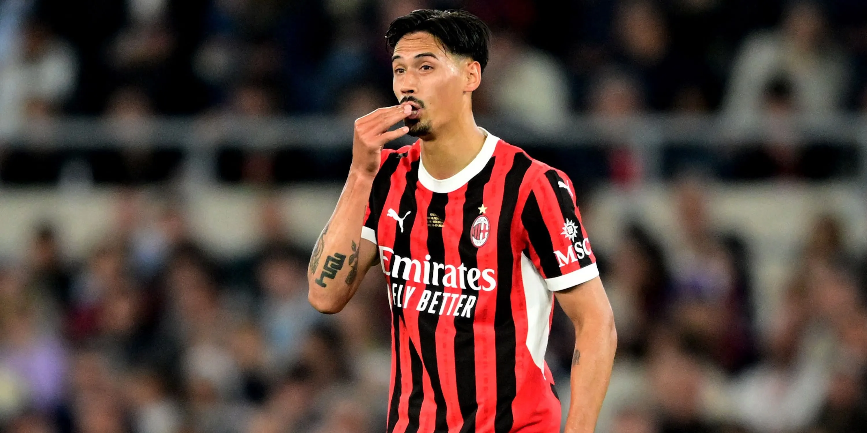 Tiền vệ Tijjani Reijnders của AC Milan phản ứng trên sân