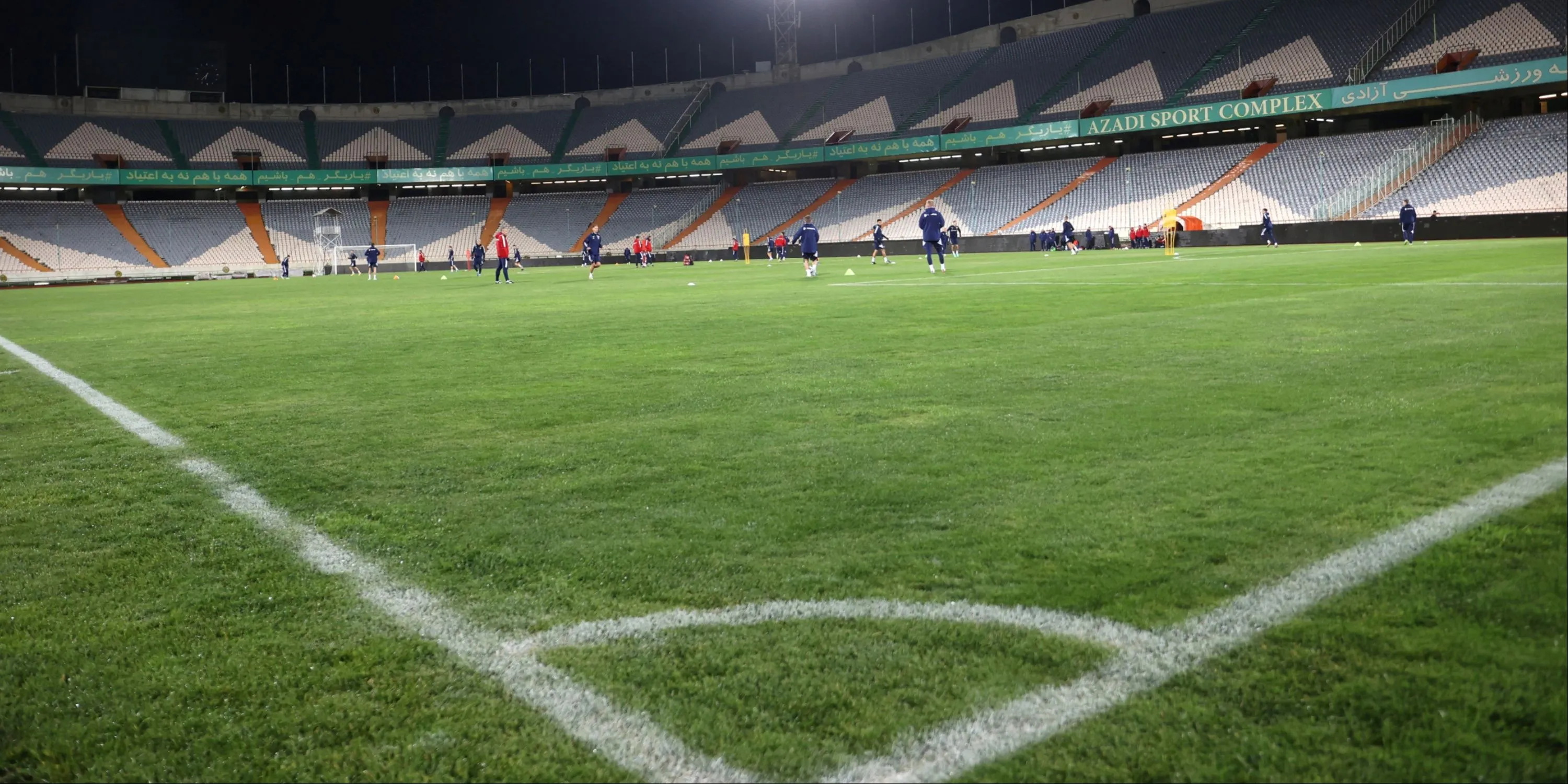 Azadi Stadium, sân vận động khổng lồ của Iran với khán đài trải dài.