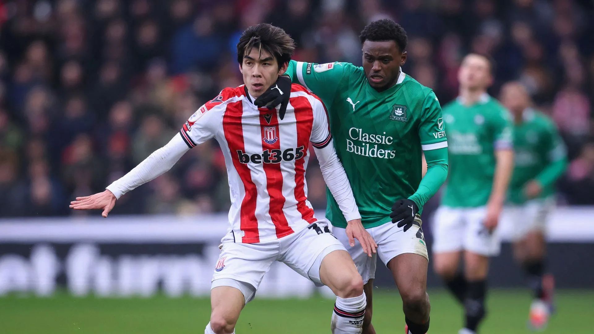 Bali Mumba trong màu áo Plymouth Argyle đối đầu Stoke City tại Championship