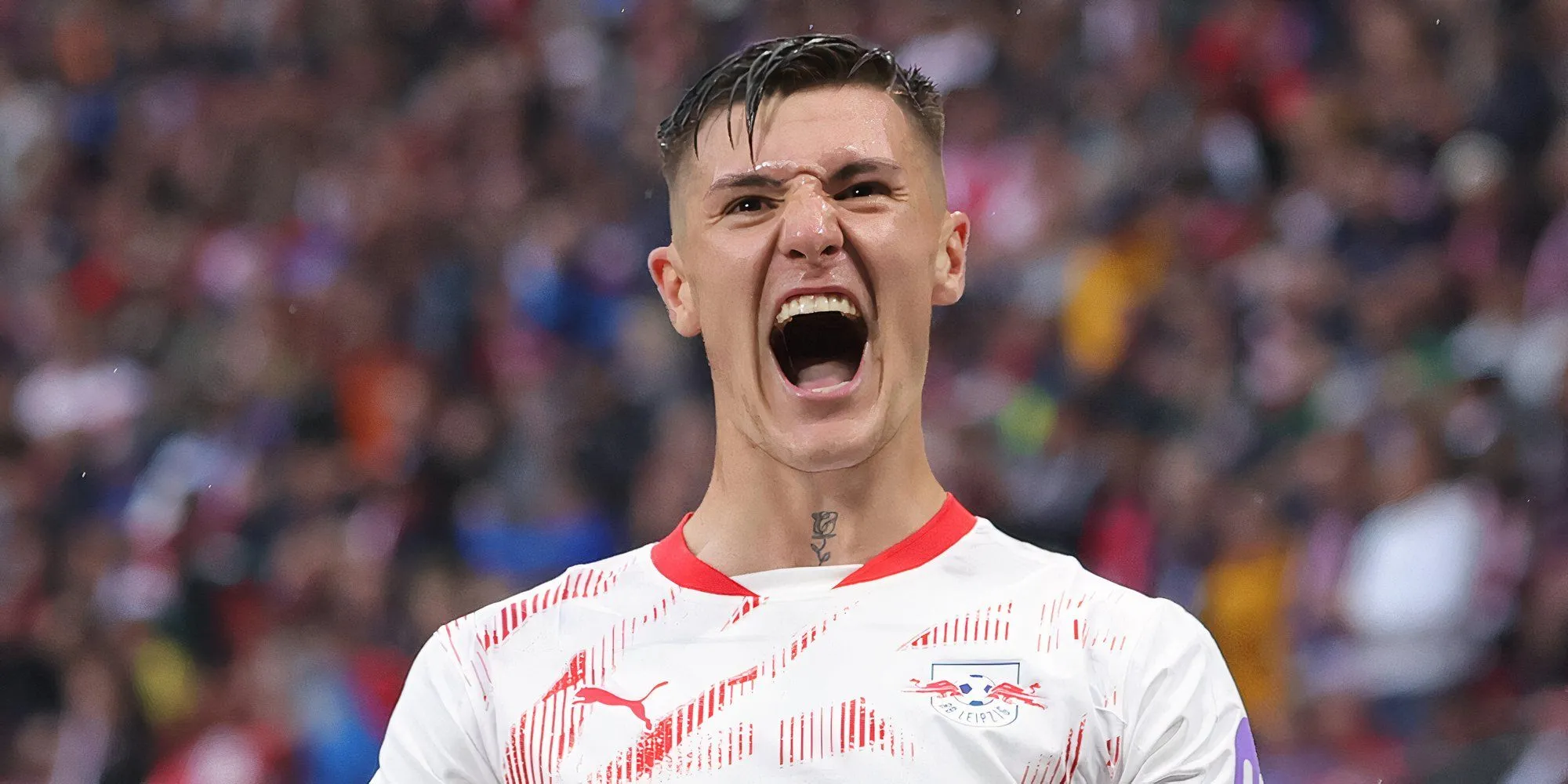Benjamin Sesko trong màu áo RB Leipzig trên sân cỏ Bundesliga