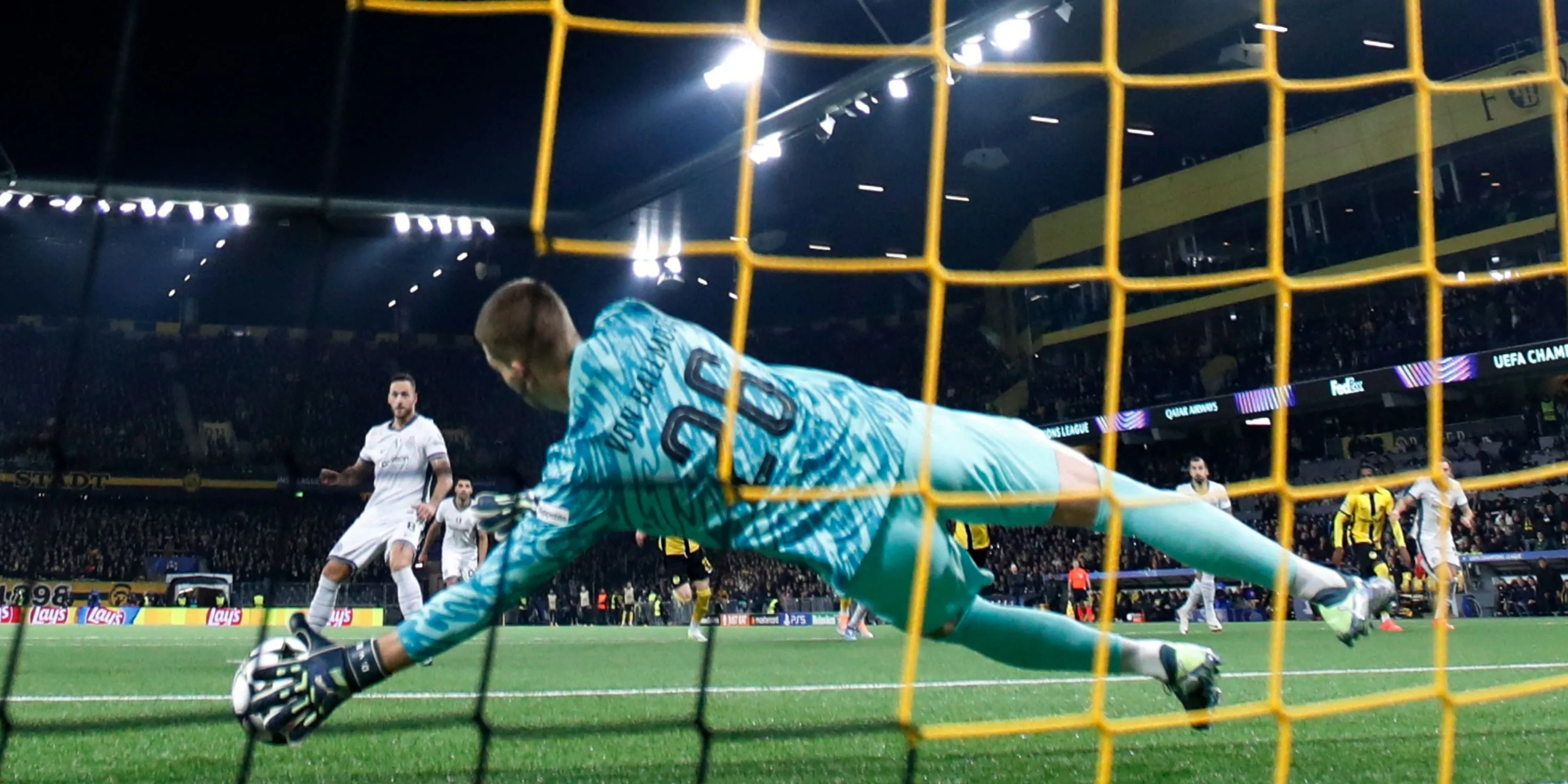 Cầu thủ thực hiện quả phạt đền trong bối cảnh FIFA xem xét thay đổi luật penalty