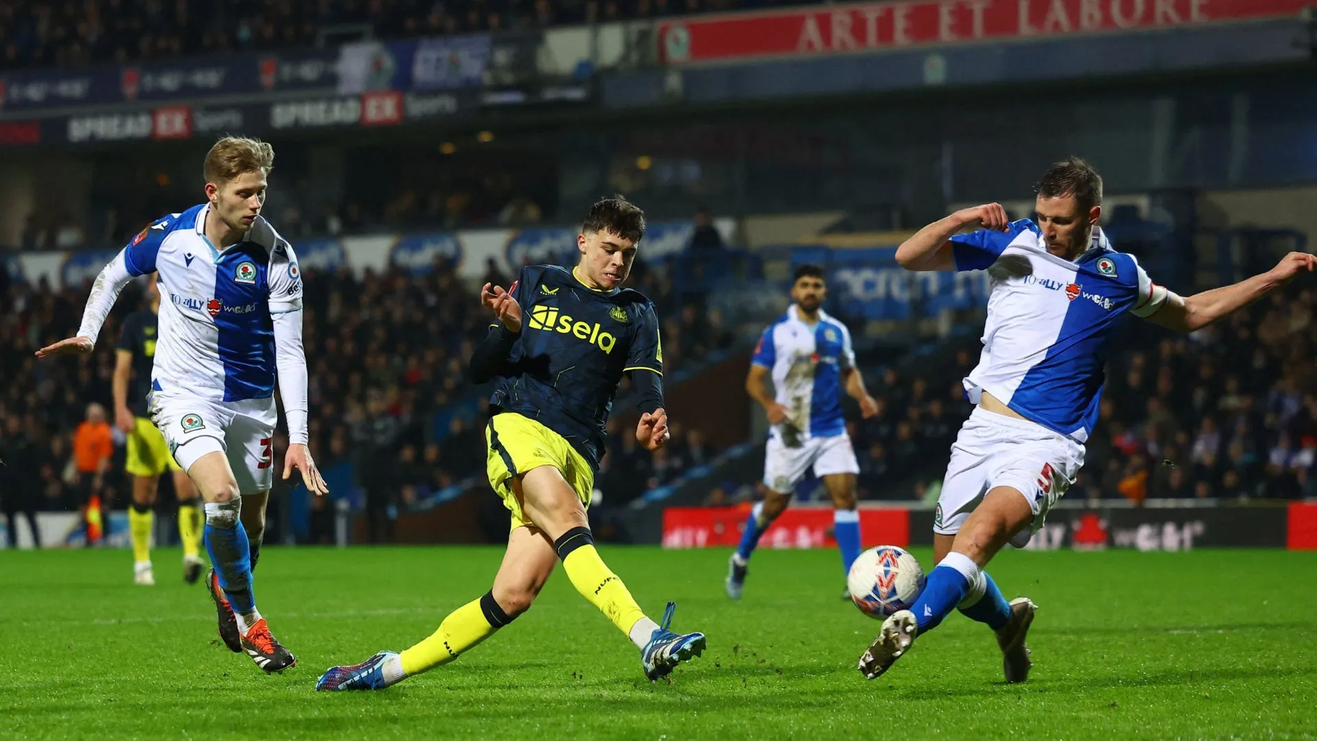 Dominic Hyam phòng ngự chắc chắn cho Blackburn Rovers