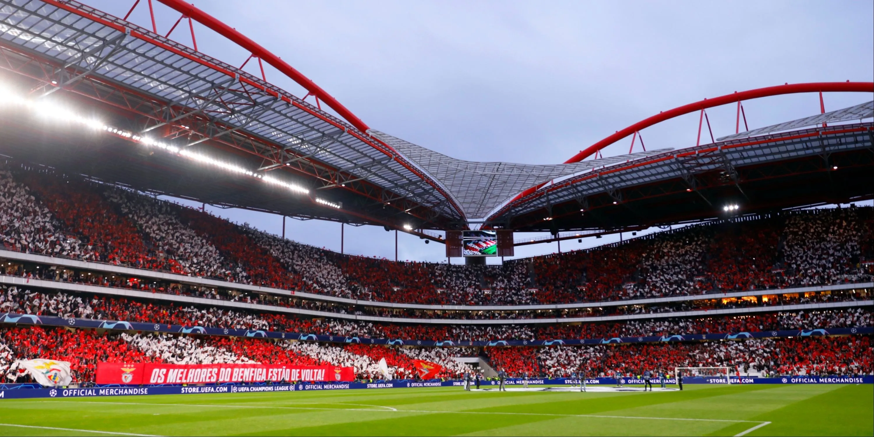 Estadio da Luz, sân nhà của Benfica nhìn từ trên cao, nổi bật với mái vòm hiện đại.