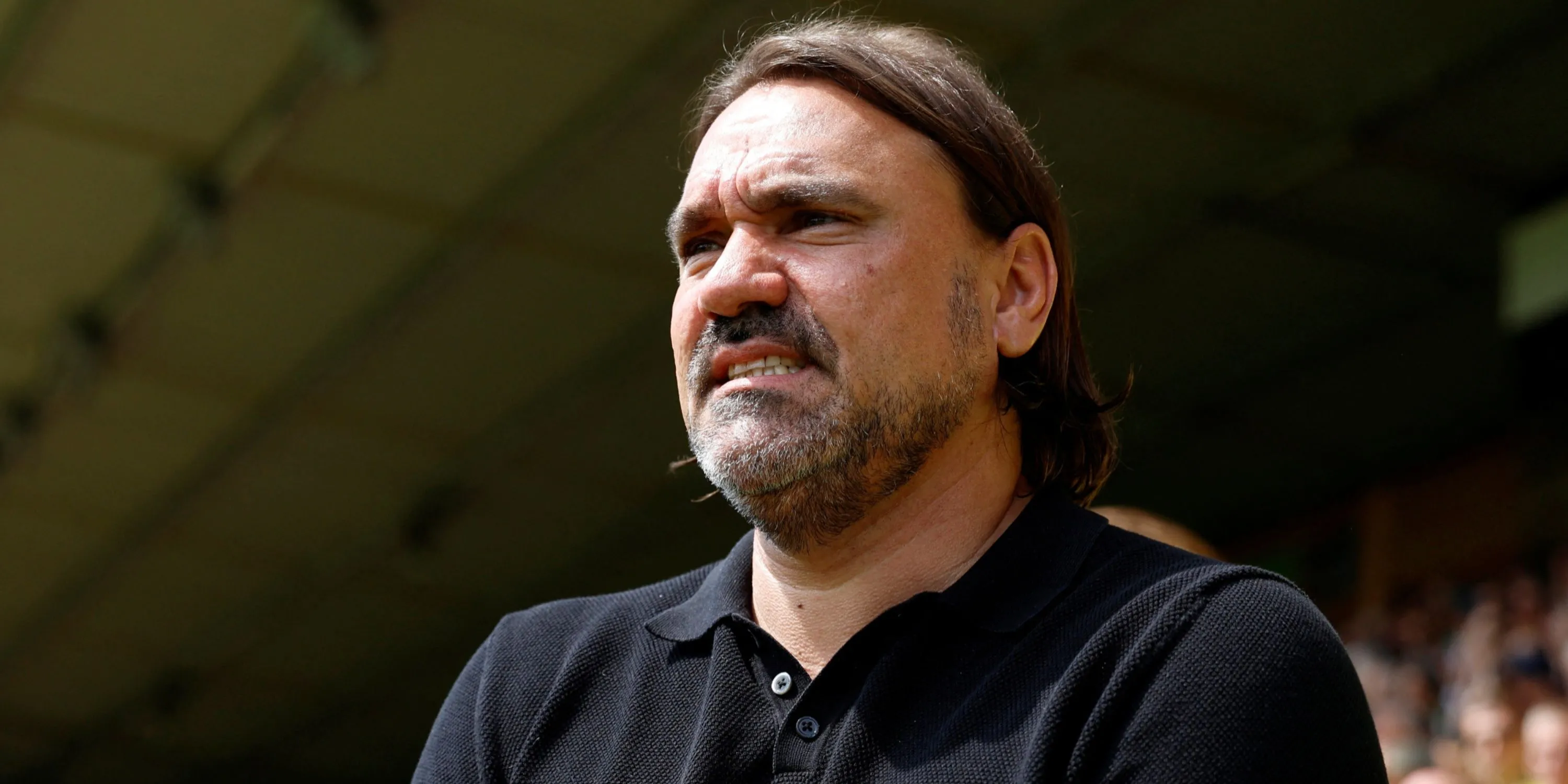 HLV Daniel Farke chỉ đạo đội bóng Leeds United từ đường biên