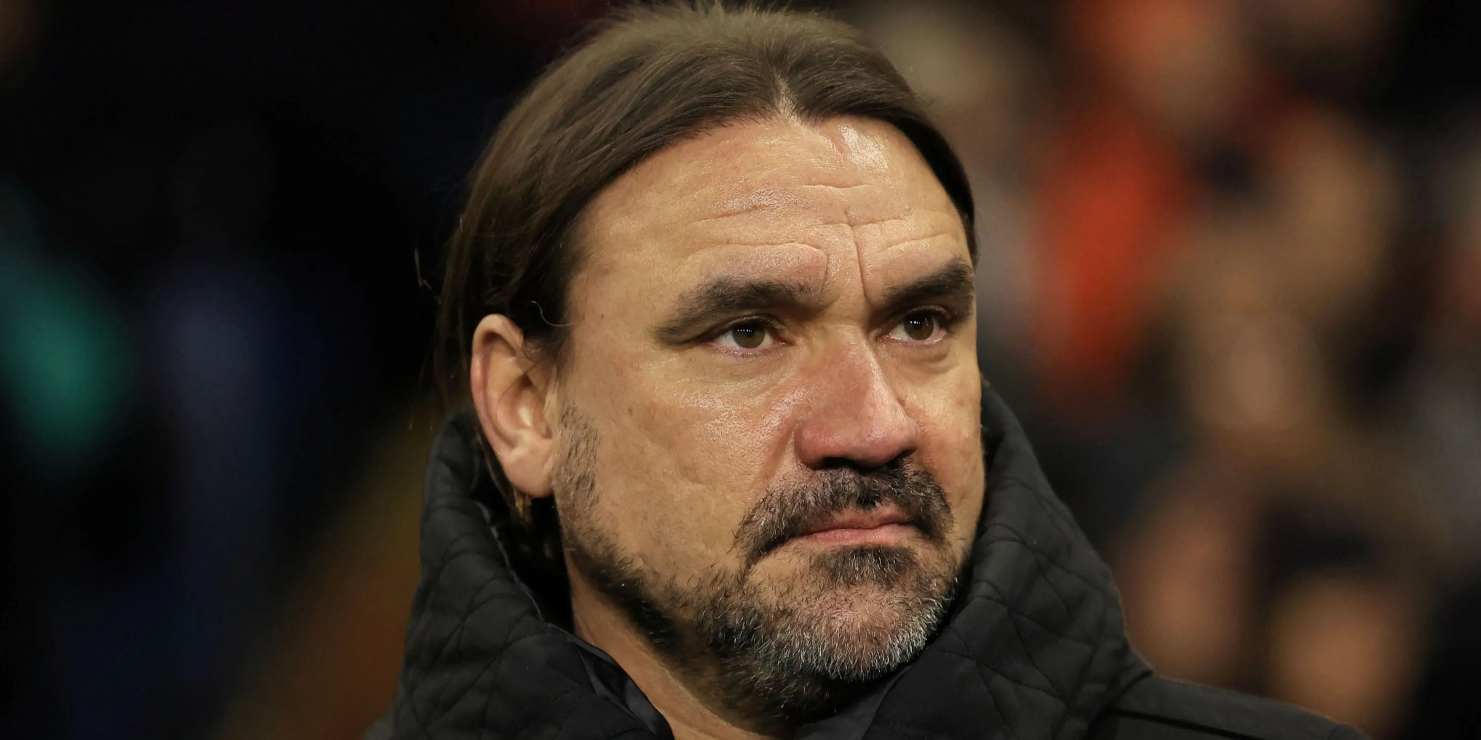 HLV Daniel Farke của Leeds United theo dõi trận đấu, đang tìm kiếm các bản hợp đồng mới