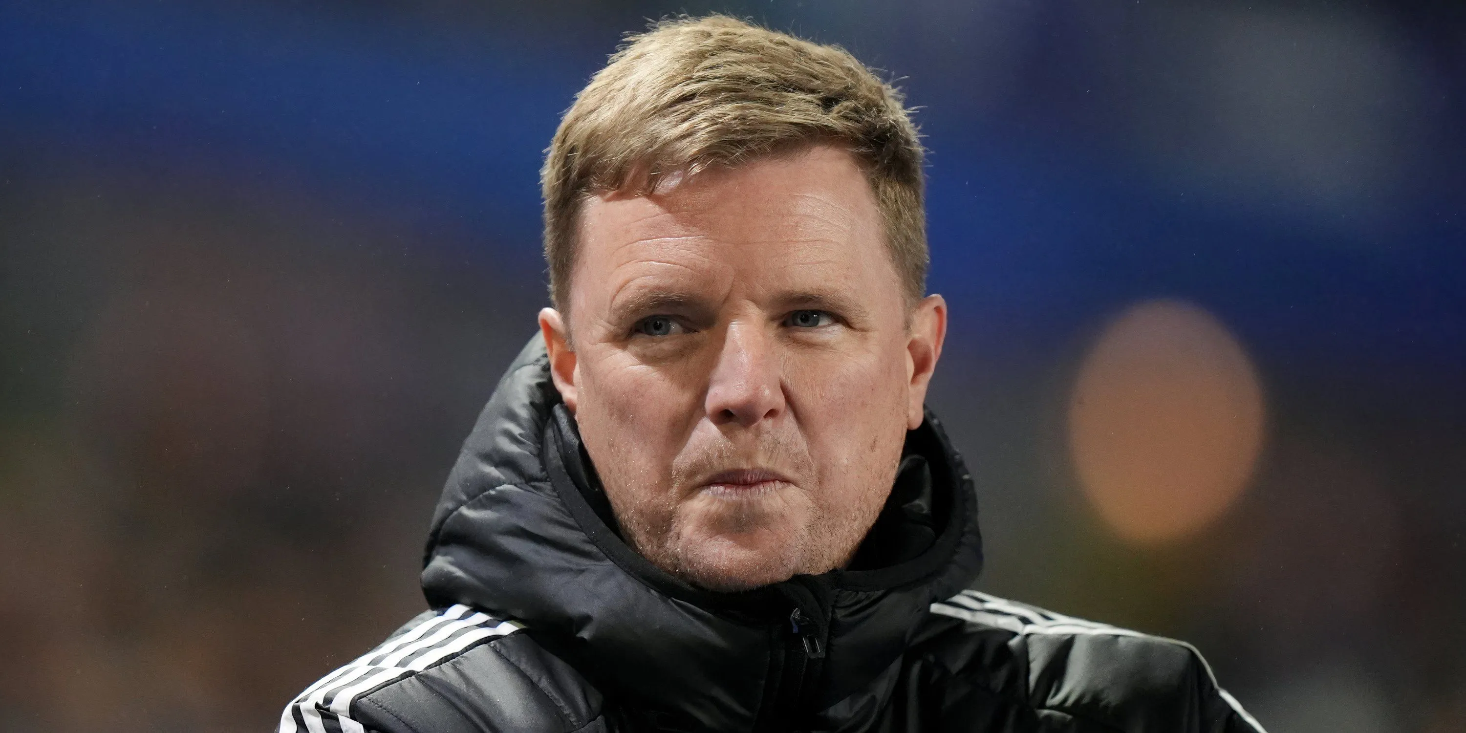 HLV Eddie Howe của Newcastle United đầy ưu tư theo dõi trận đấu từ đường biên