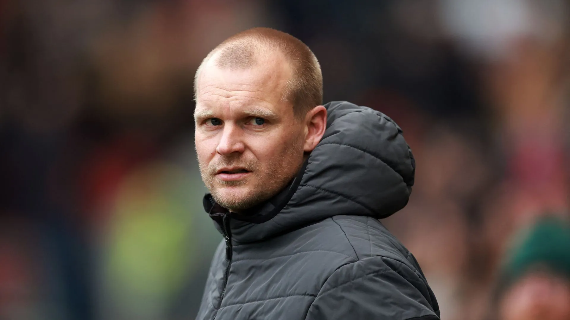 HLV Liam Manning, thuyền trưởng mới của Norwich City, kỳ vọng giữ chân Josh Sargent.