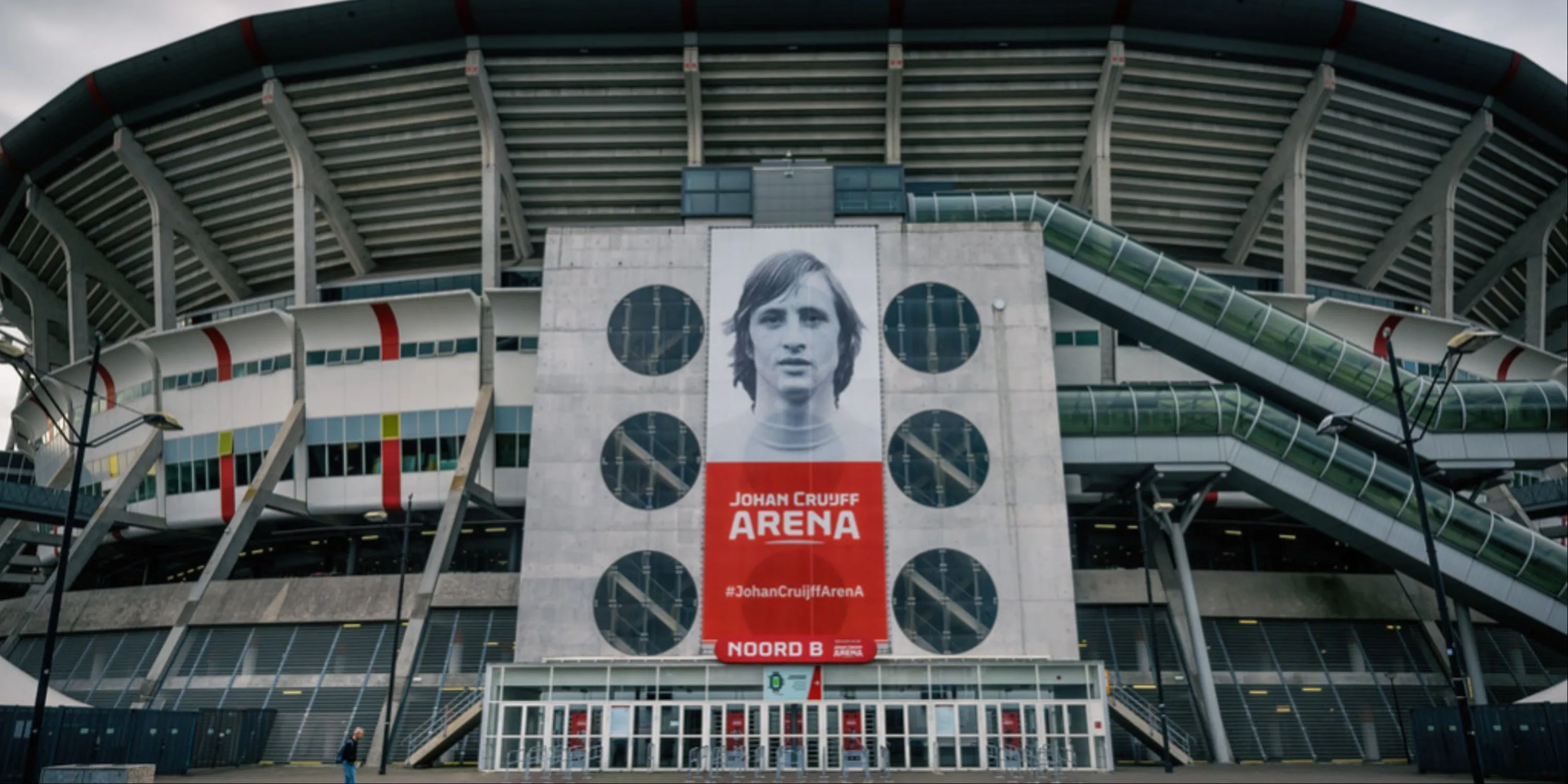 Johan Cruyff Arena, sân nhà của Ajax tại Amsterdam, Hà Lan với mái che ấn tượng.