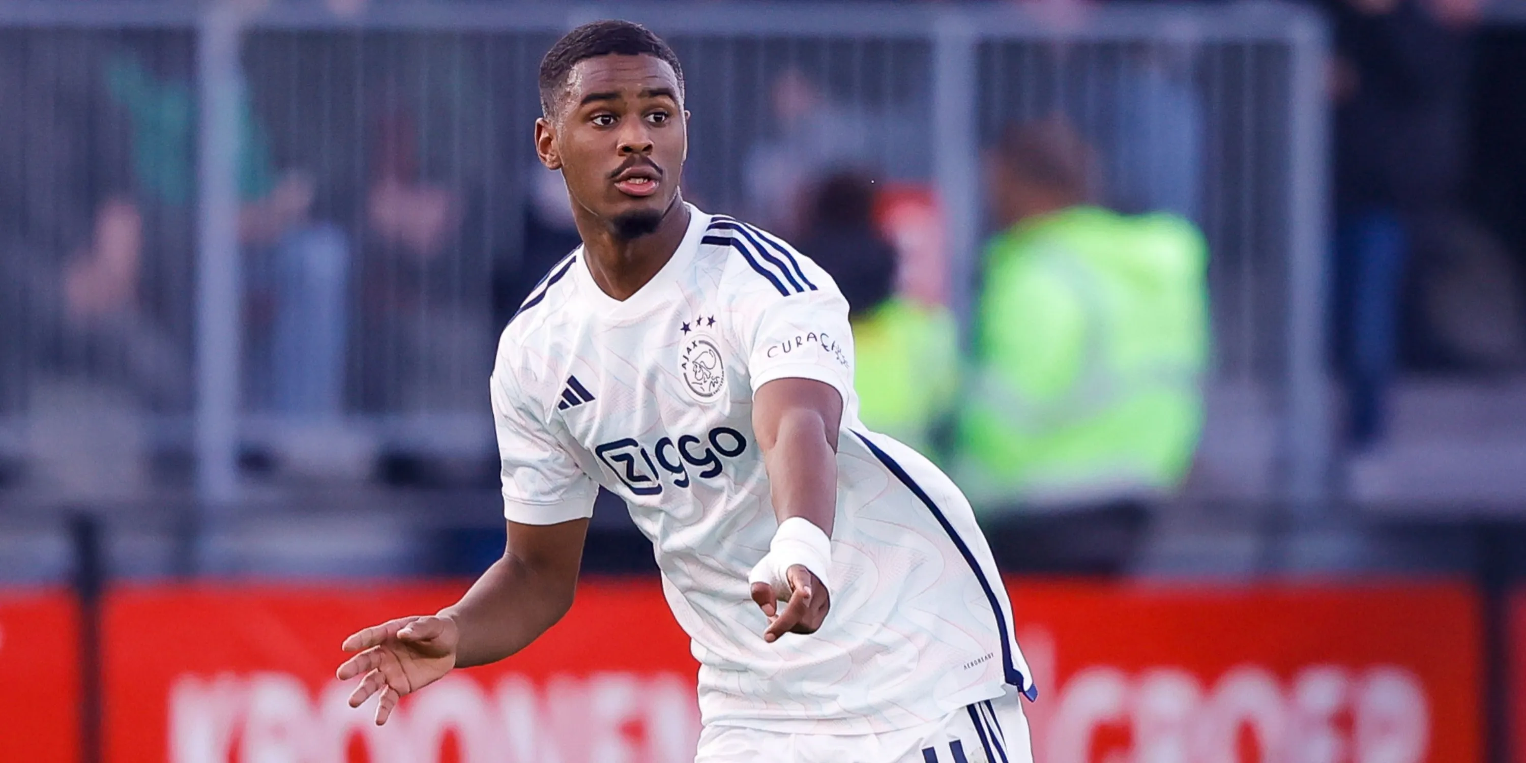 Jorrel Hato, hậu vệ trẻ của Ajax, đang thu hút sự chú ý từ các ông lớn châu Âu.