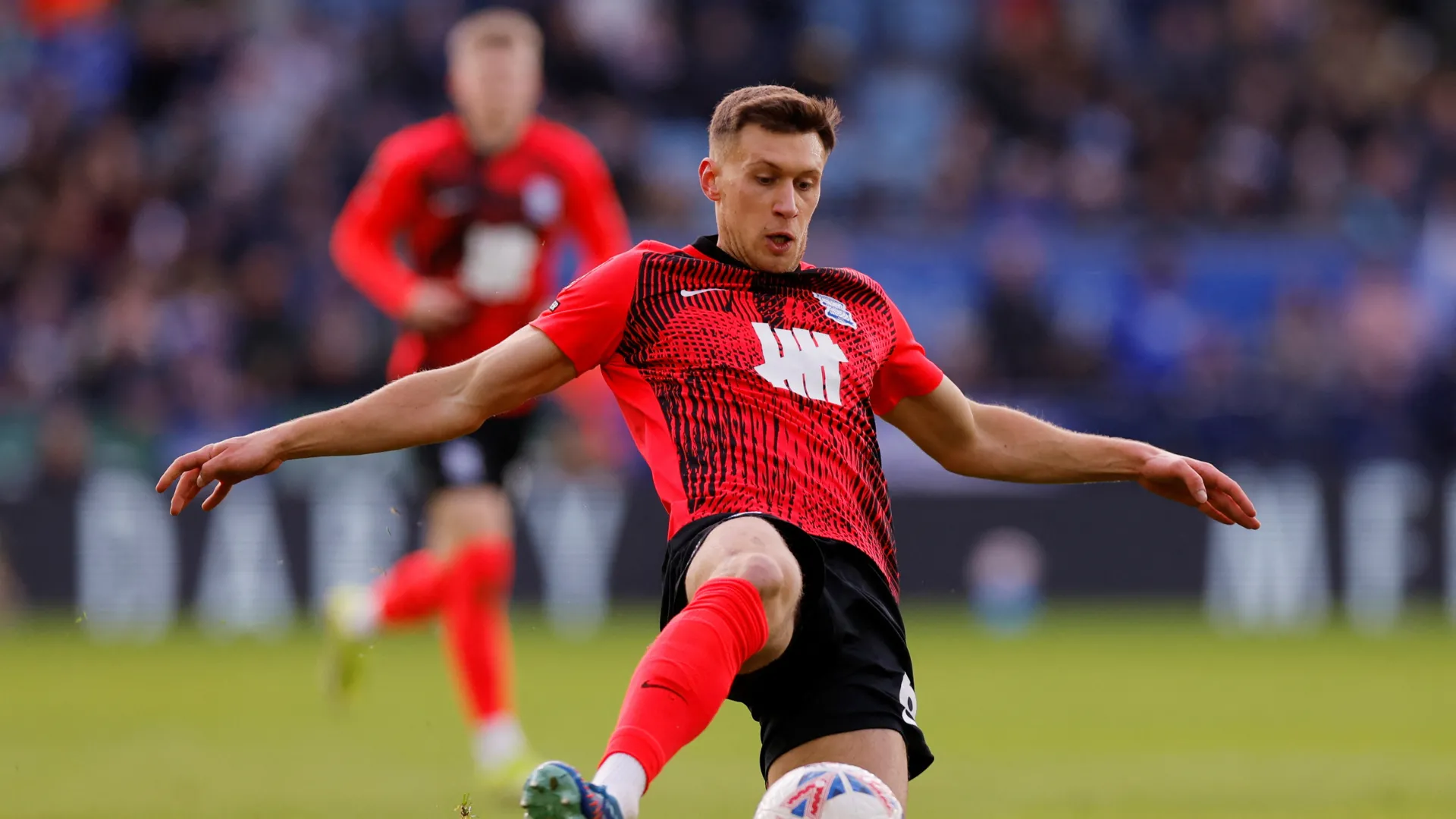 Krystian Bielik, trung vệ của Birmingham City, thể hiện sự quyết tâm trên sân cỏ.