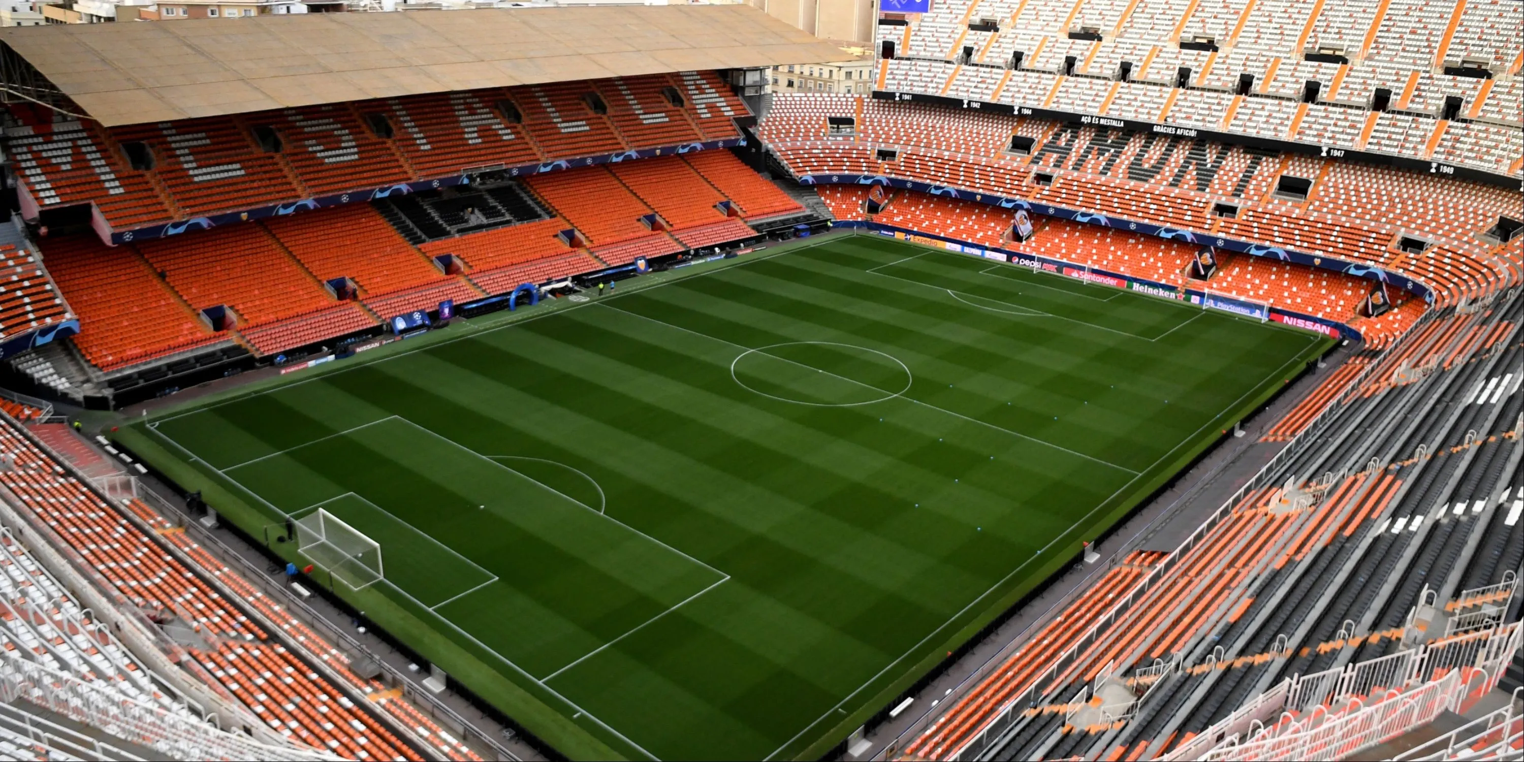 Mestalla Stadium, sân nhà của Valencia với khán đài dốc và không khí sôi động.