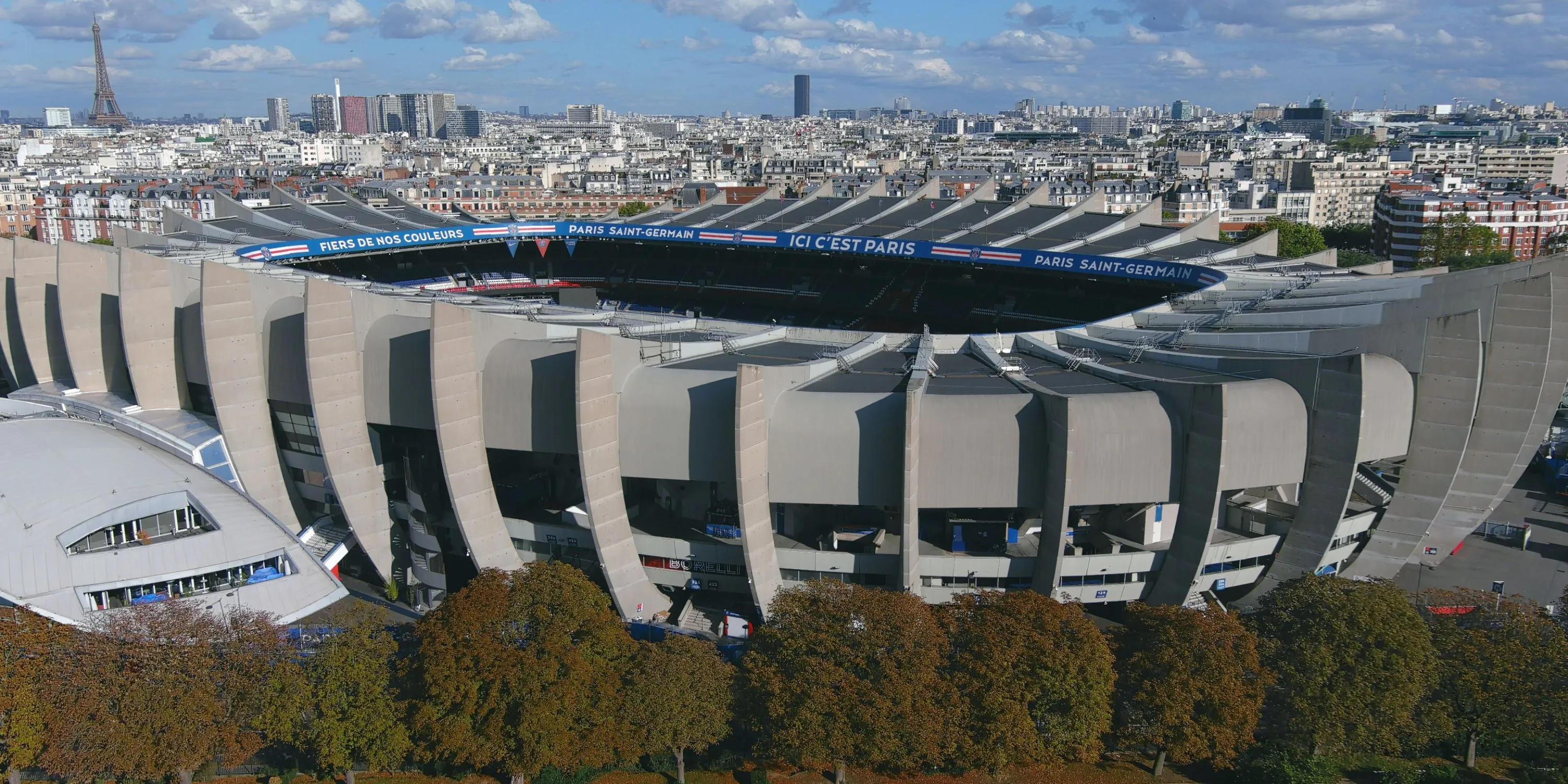 Parc des Princes nhìn từ trên cao với kiến trúc mái cong đặc trưng ở Paris, Pháp.