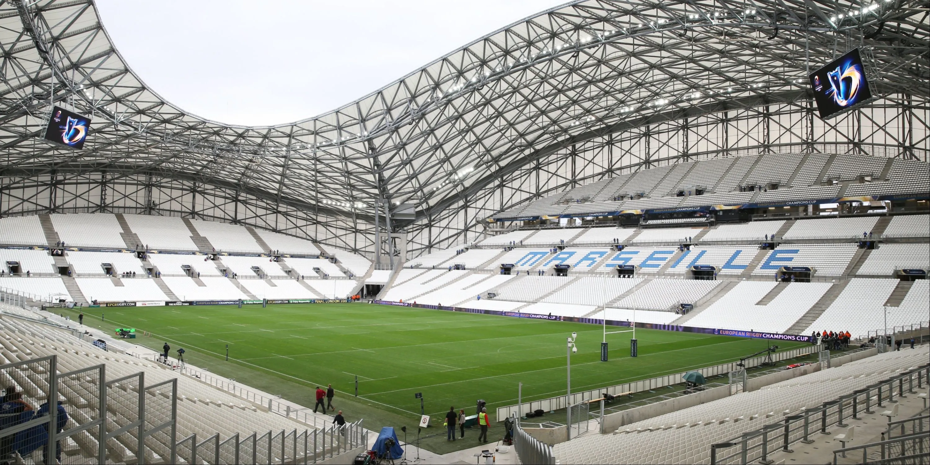 Sân vận động Stade Velodrome của Marseille với mái che cong và thiết kế độc đáo.