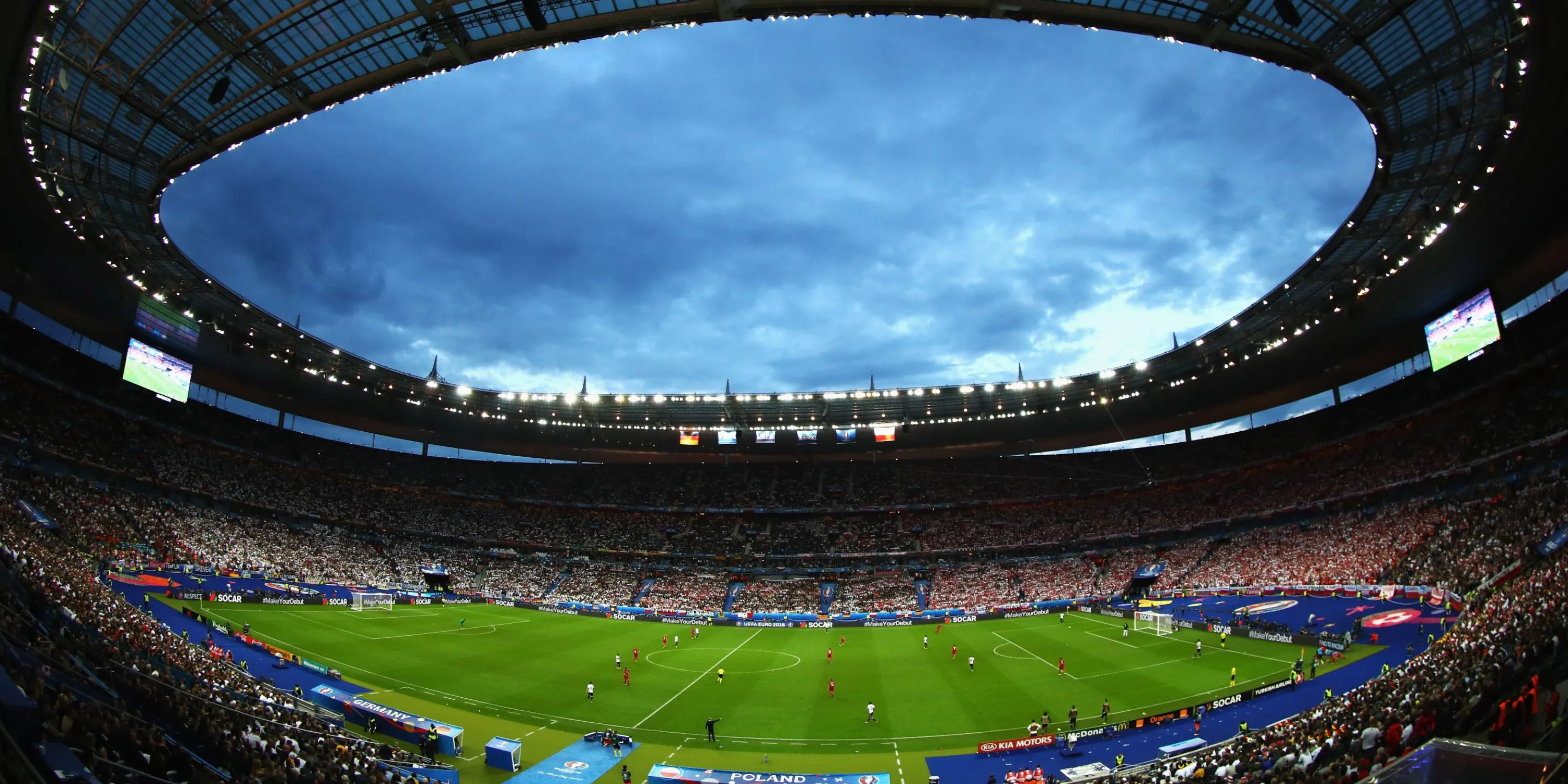 Stade de France, sân vận động quốc gia của Pháp với kiến trúc tròn và mái che ấn tượng.
