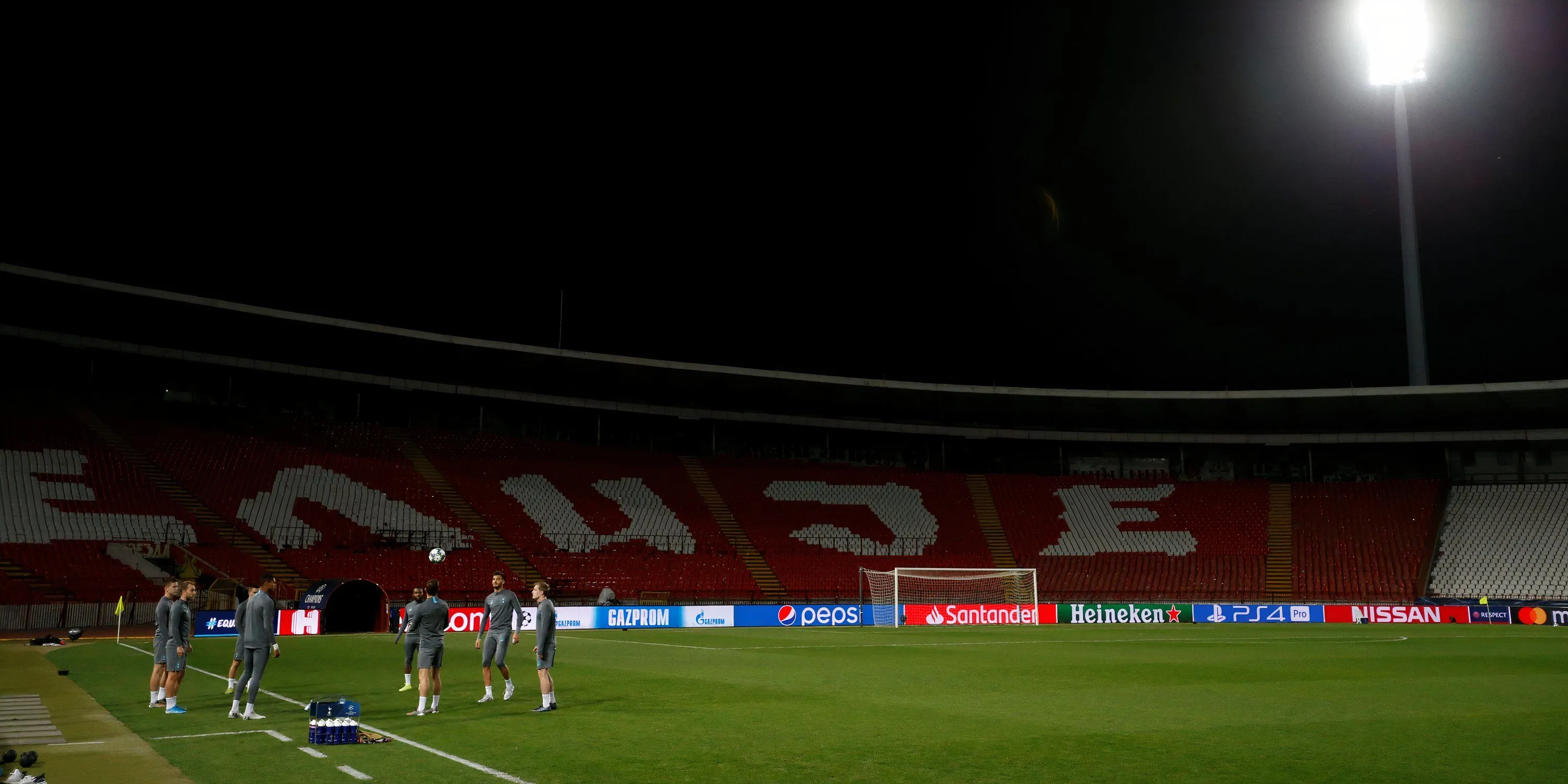 Stadion Rajko Mitic ở Belgrade, Serbia, nổi bật với cấu trúc mở và khán đài dốc.