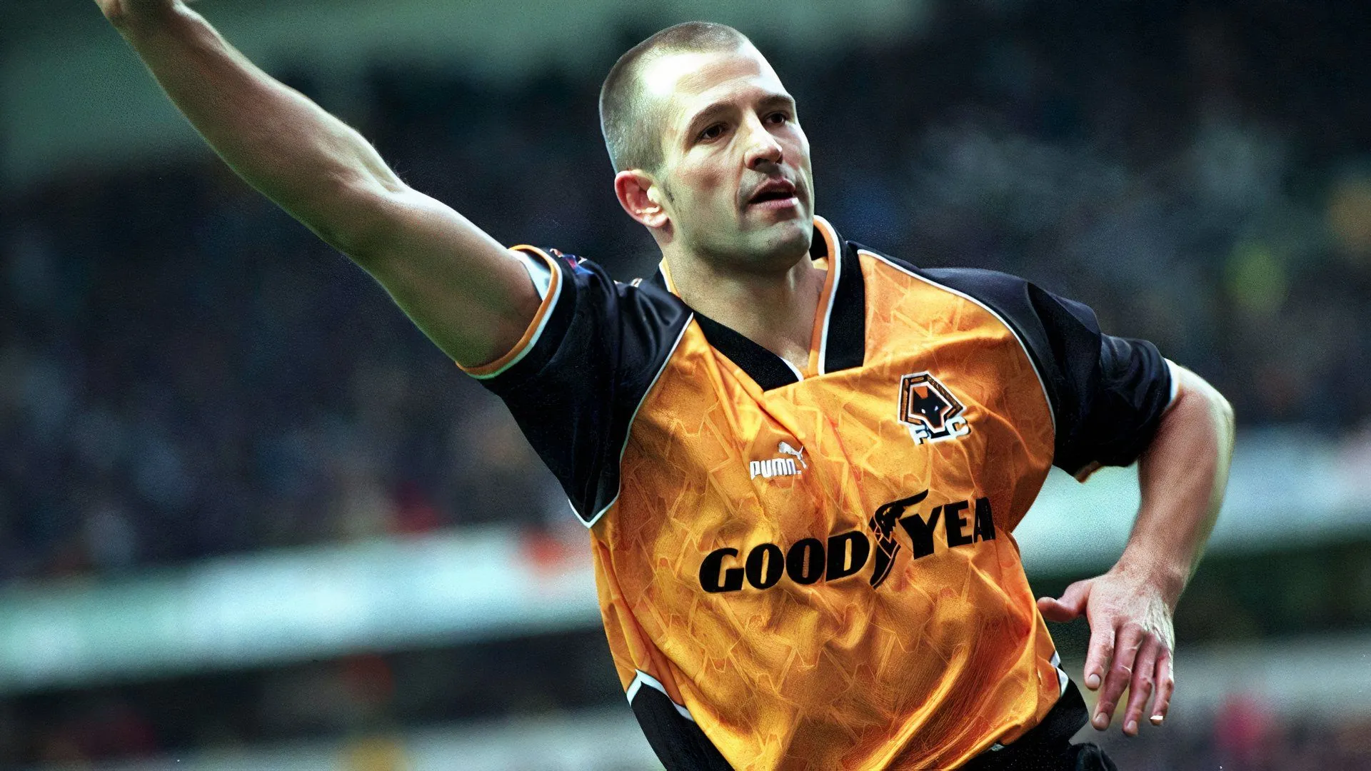Steve Bull ăn mừng bàn thắng cho Wolverhampton Wanderers