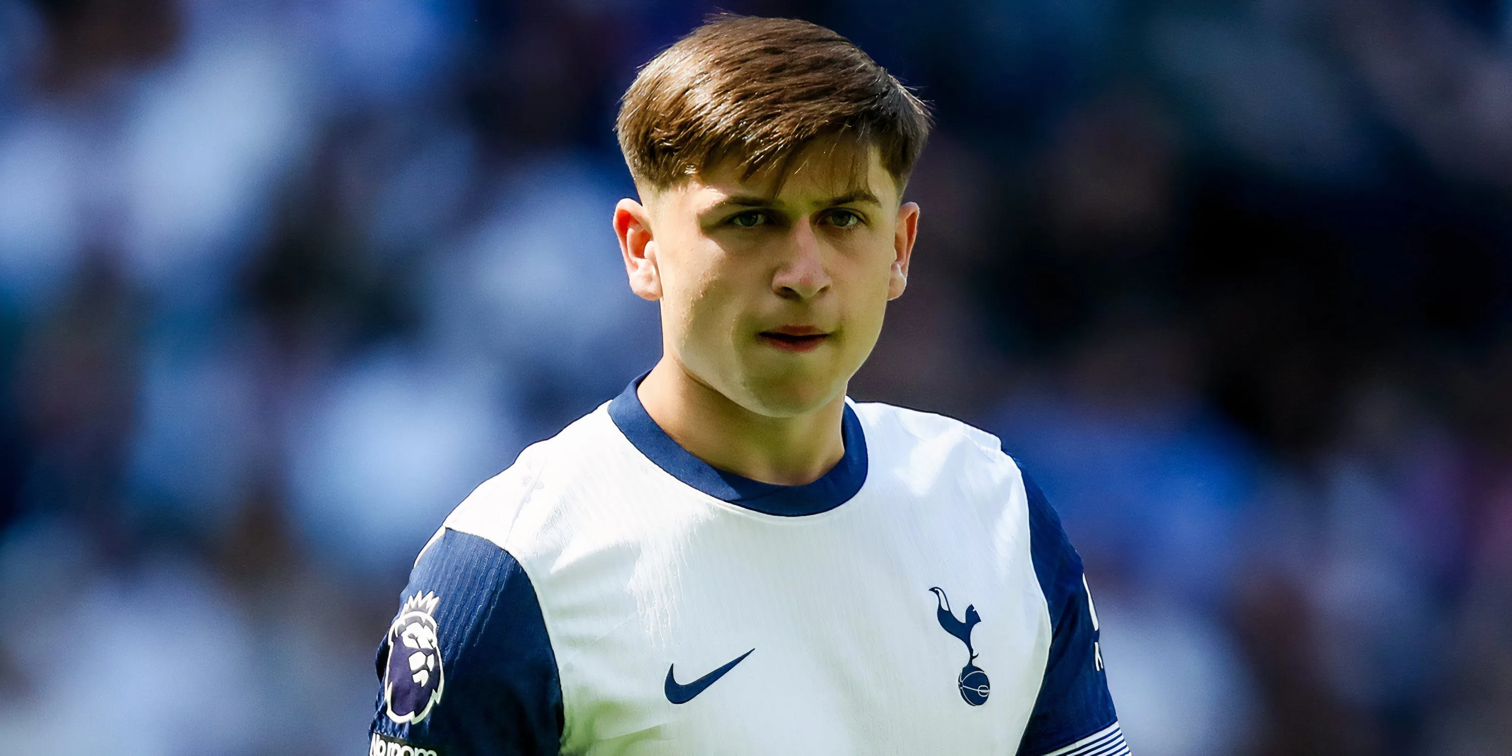 Tài năng trẻ Mikey Moore trong màu áo Tottenham Hotspur thi đấu trên sân.