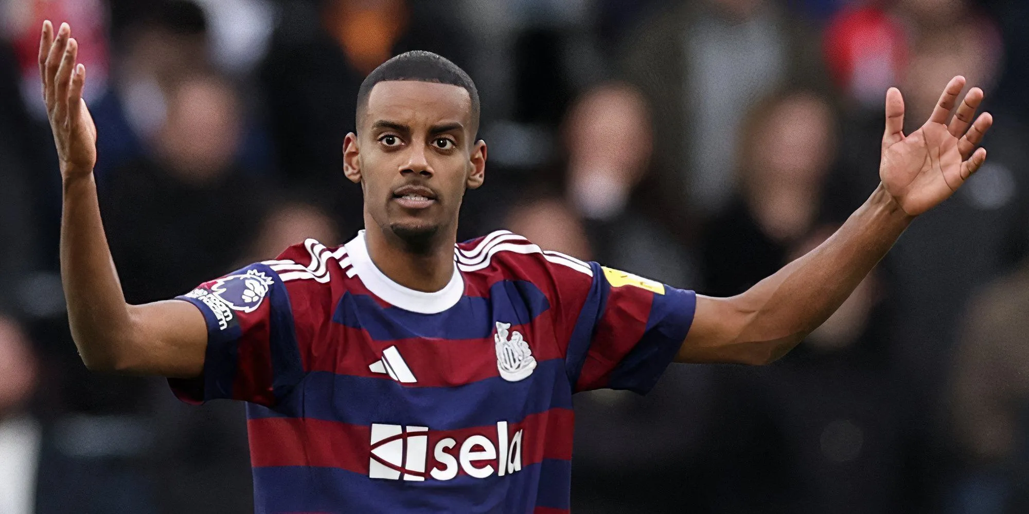 Tiền đạo Alexander Isak của Newcastle United với giọng tiếng Anh gây bất ngờ.