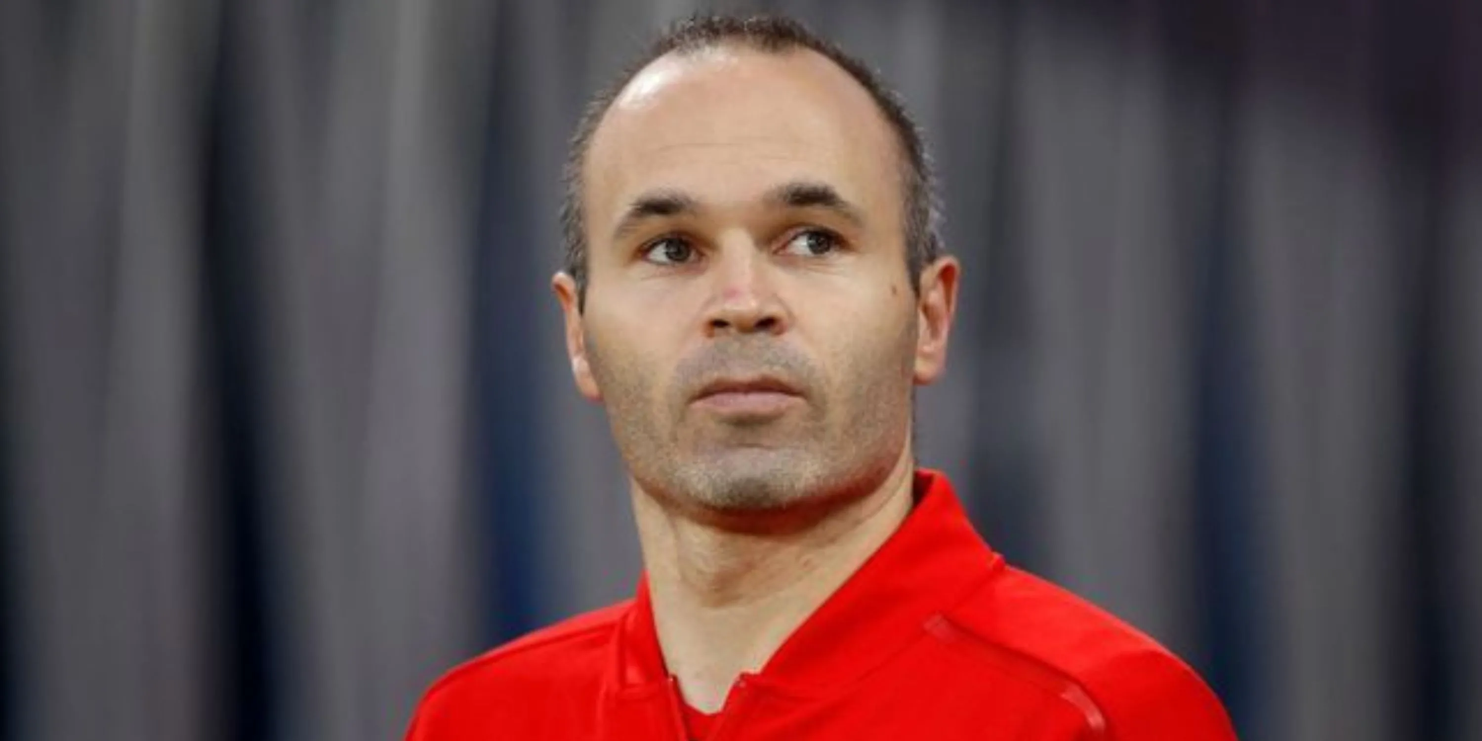 Tiền vệ Andres Iniesta huyền thoại Barcelona trên sân cỏ