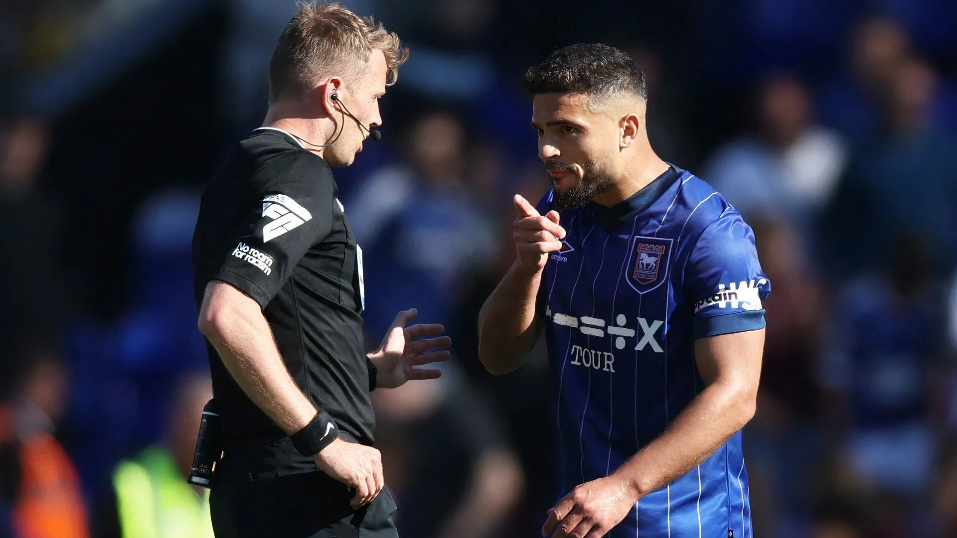 Tiền vệ Sam Morsy trong màu áo Ipswich Town đối đầu với Brentford