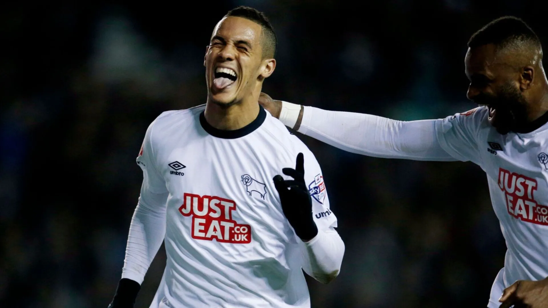 Tom Ince ăn mừng bàn thắng cùng các đồng đội tại Derby County