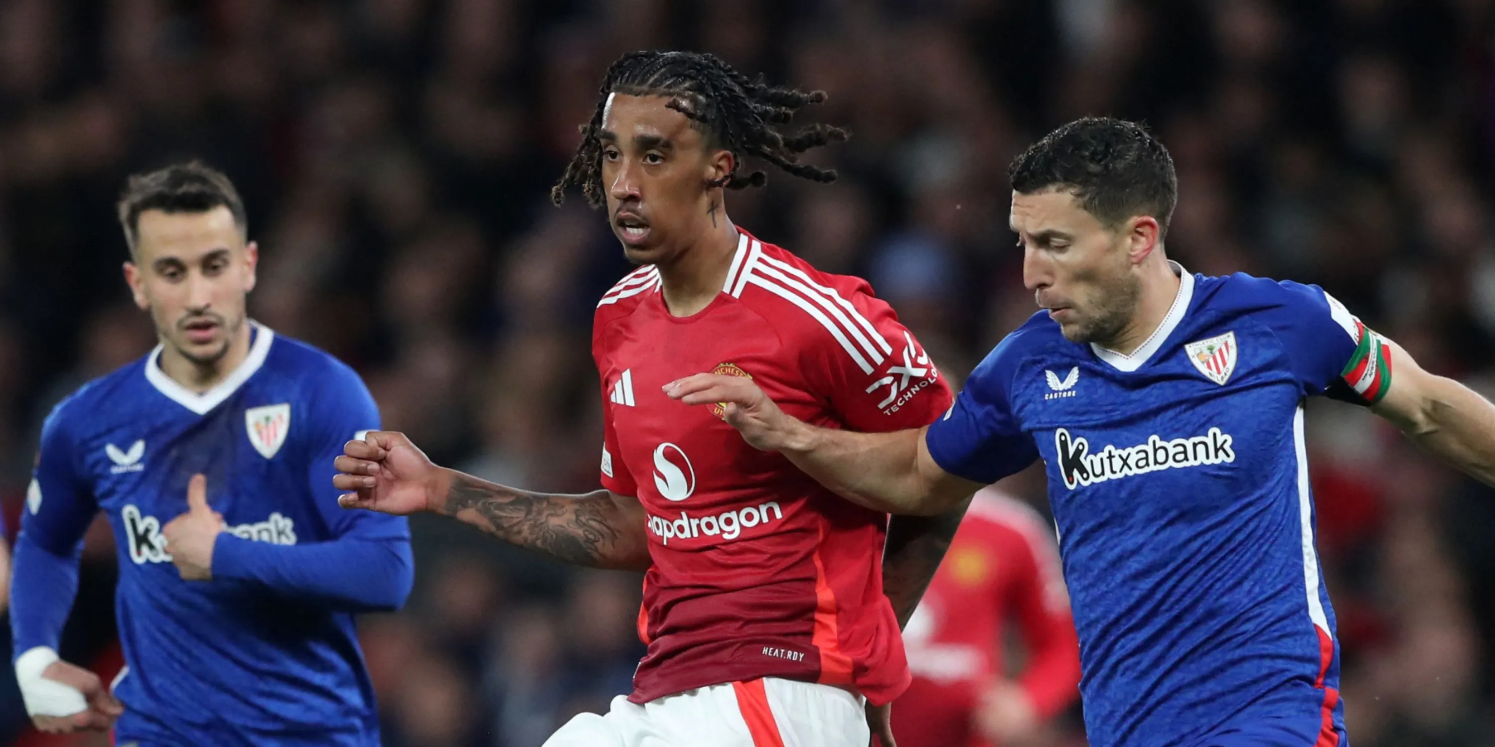 Trung vệ Leny Yoro trong màu áo Manchester United, một trong những sao trẻ tiềm năng hàng đầu.