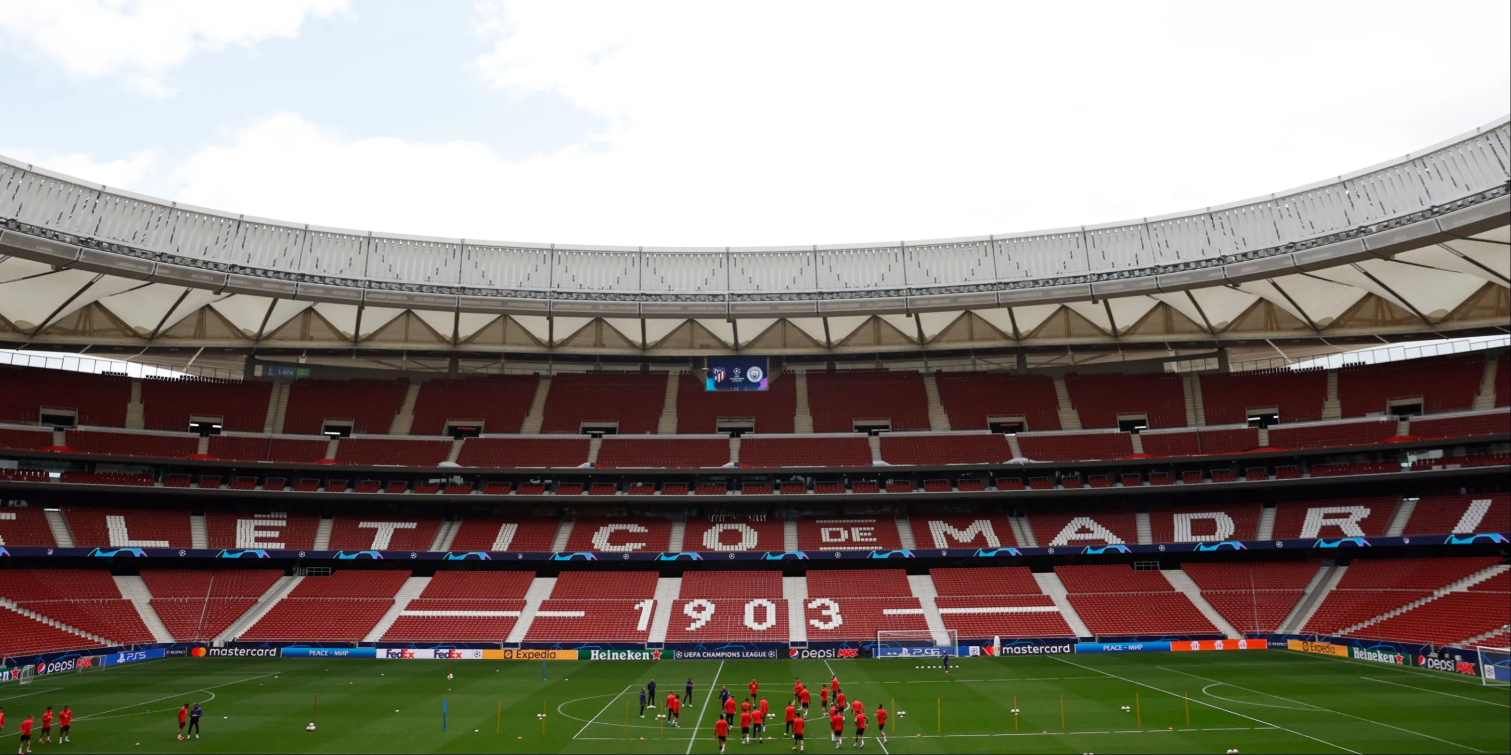 Wanda Metropolitano, sân nhà của Atletico Madrid, với mái che bao trùm tạo cảm giác kín đáo và hiện đại.