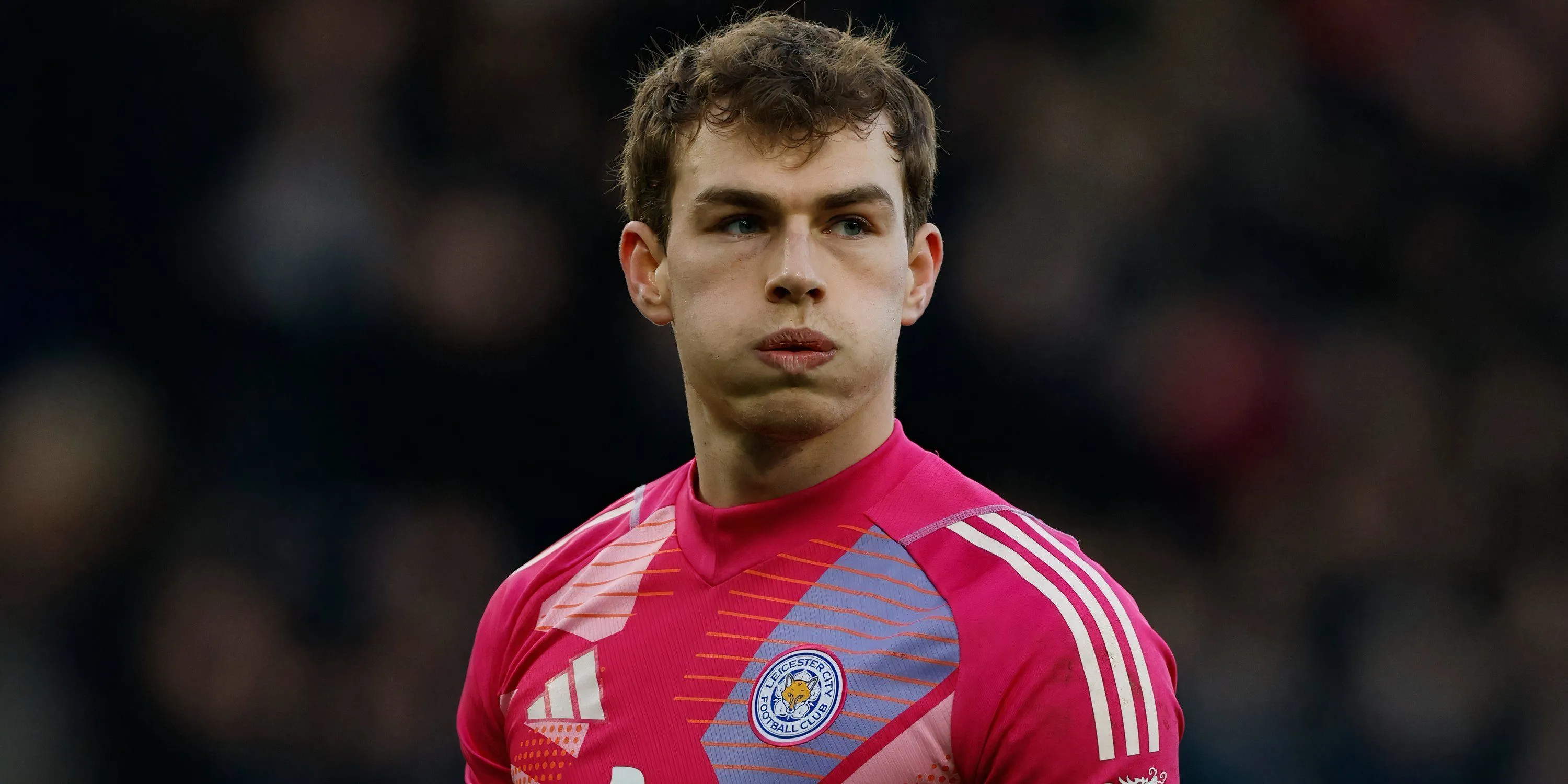 Thủ môn Mads Hermansen của Leicester City trình diễn kỹ năng bắt bóng tại Premier League