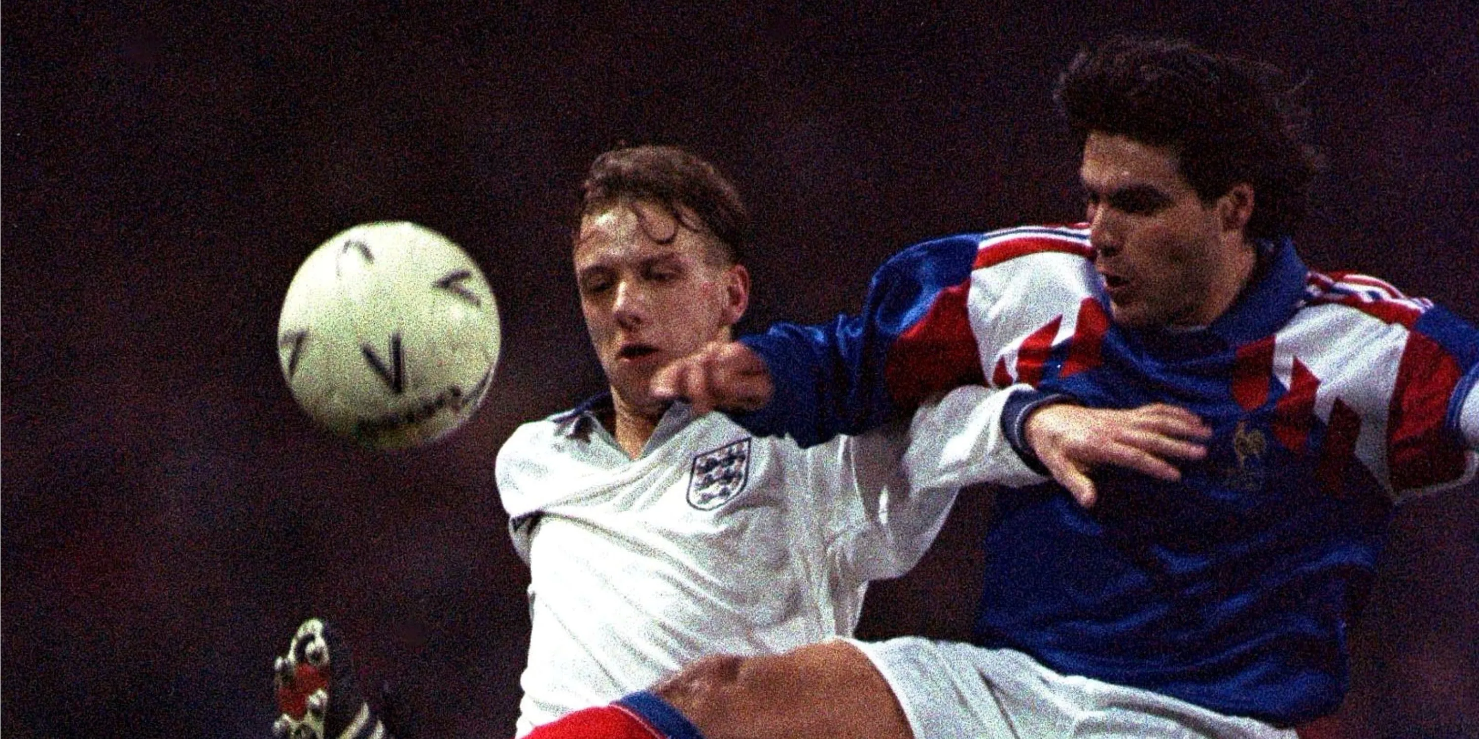 Manuel Amoros trong màu áo tuyển Pháp, hậu vệ phải toàn diện và bền bỉ