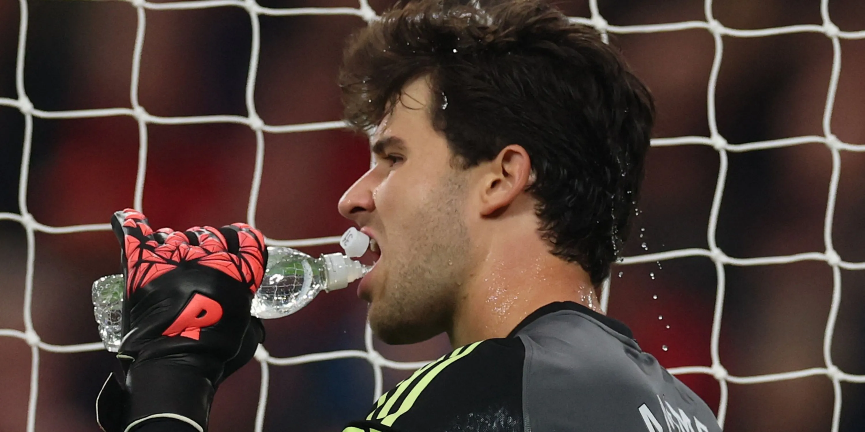 Senne Lammens với pha cứu thua quan trọng trong trận ra mắt Man United