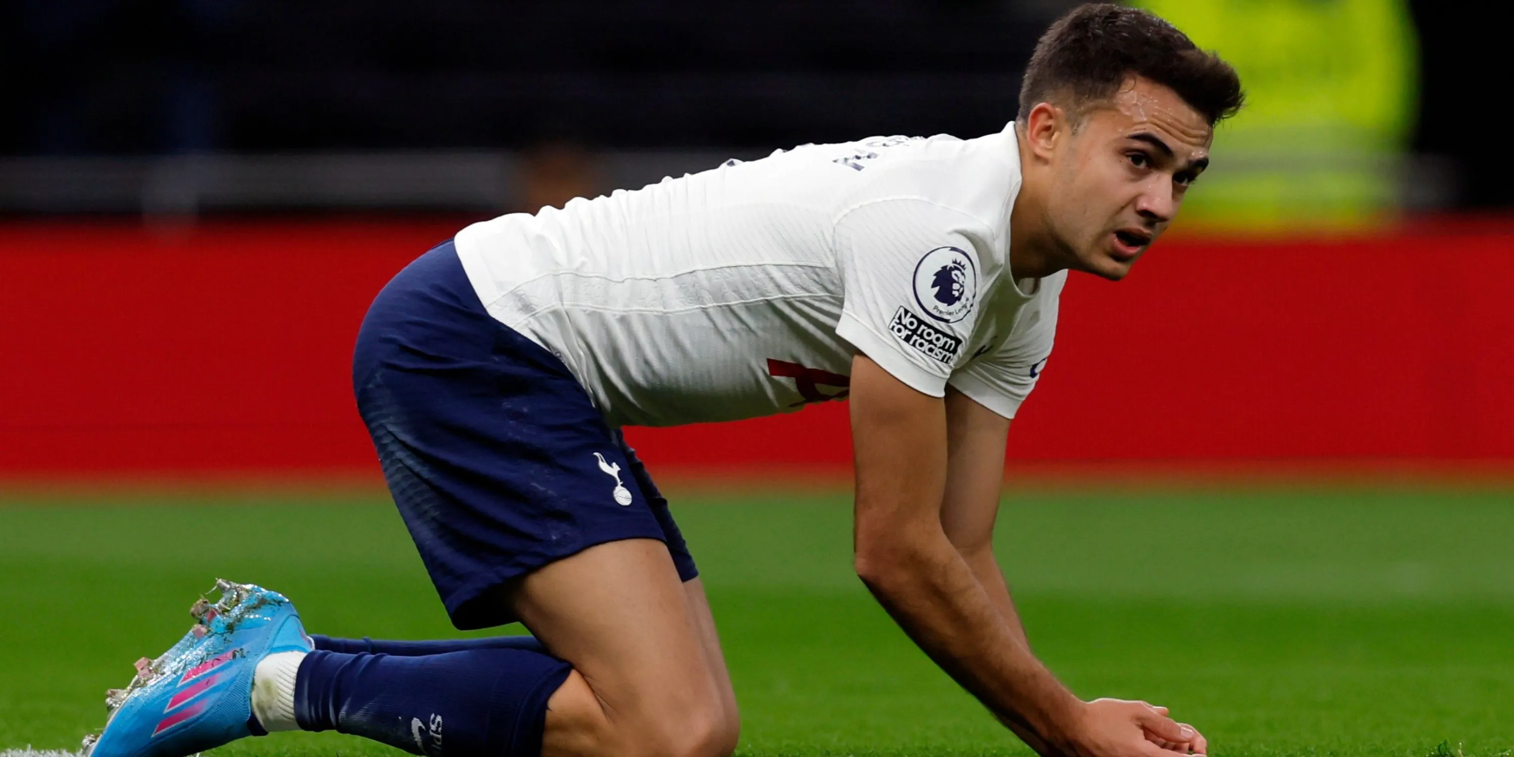 Sergio Reguilon trong một tình huống tranh chấp, hậu vệ trái từng được hy vọng tại Tottenham