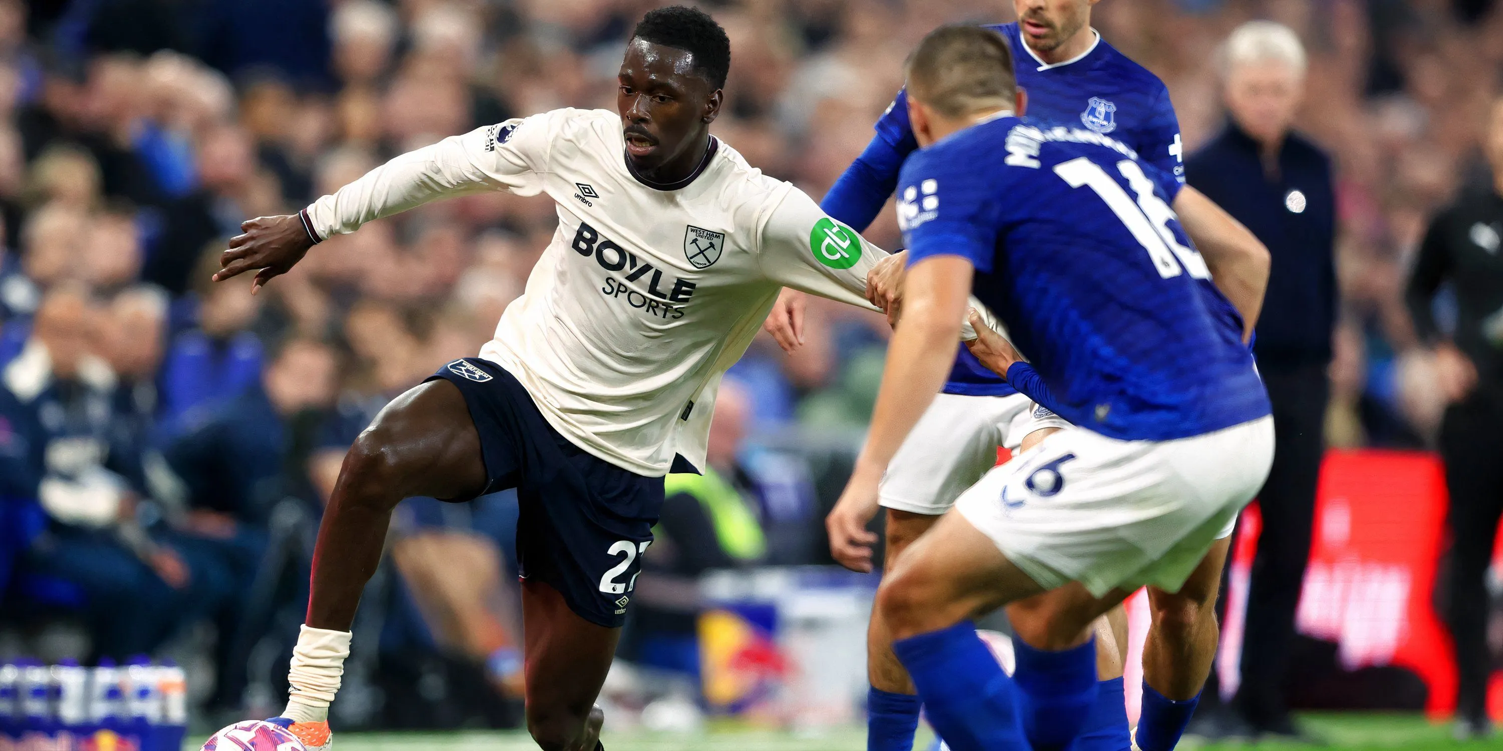 Soungoutou Magassa triển khai bóng cho West Ham