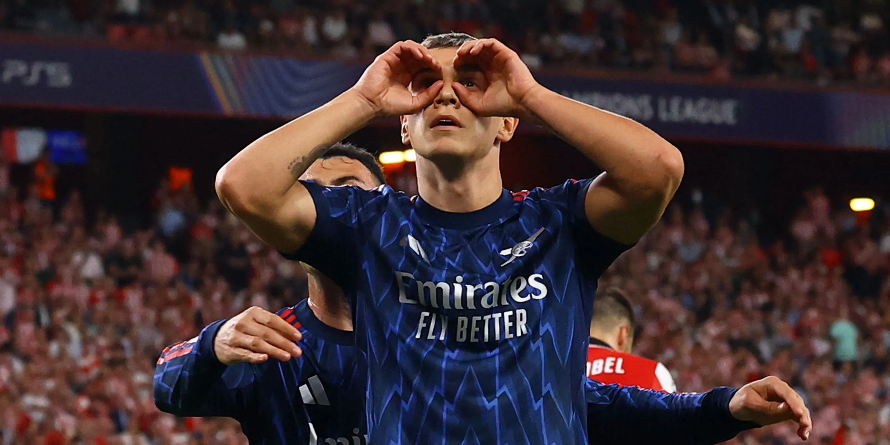 Trossard dứt điểm bằng chân trái, minh họa khả năng hai chân và kỹ thuật cá nhân